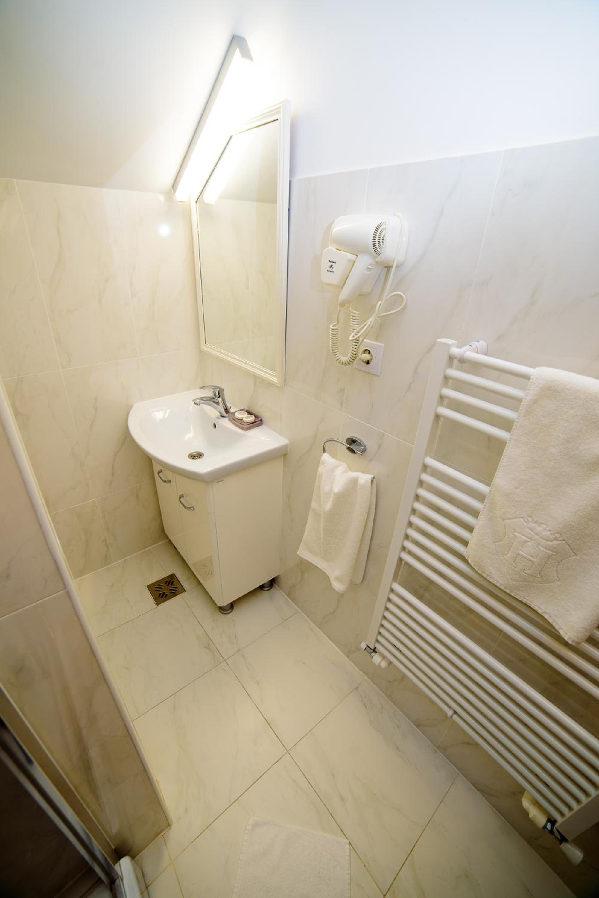Double Room with Private Bathroom - Photo 10