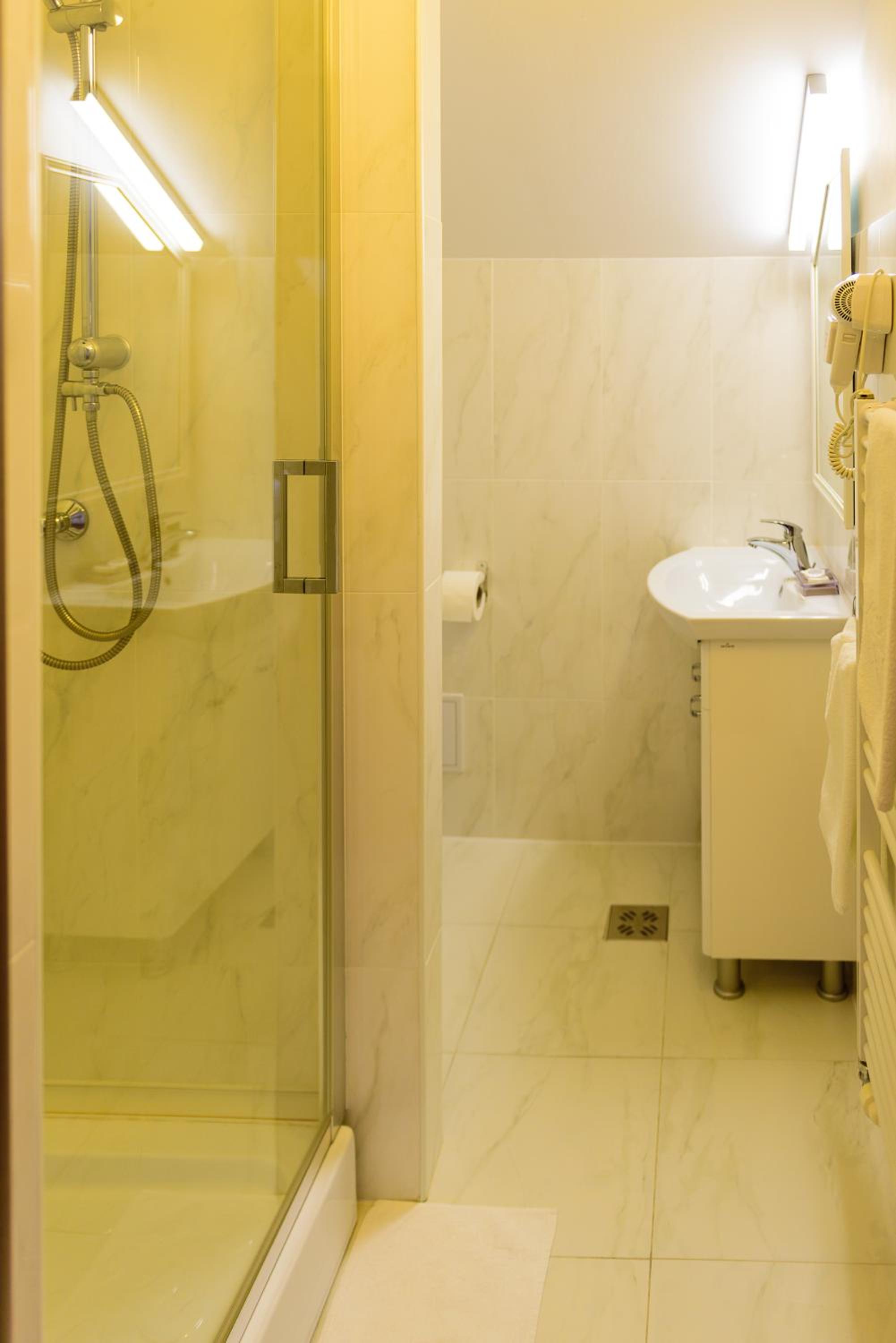 Double Room with Private Bathroom - Photo 9