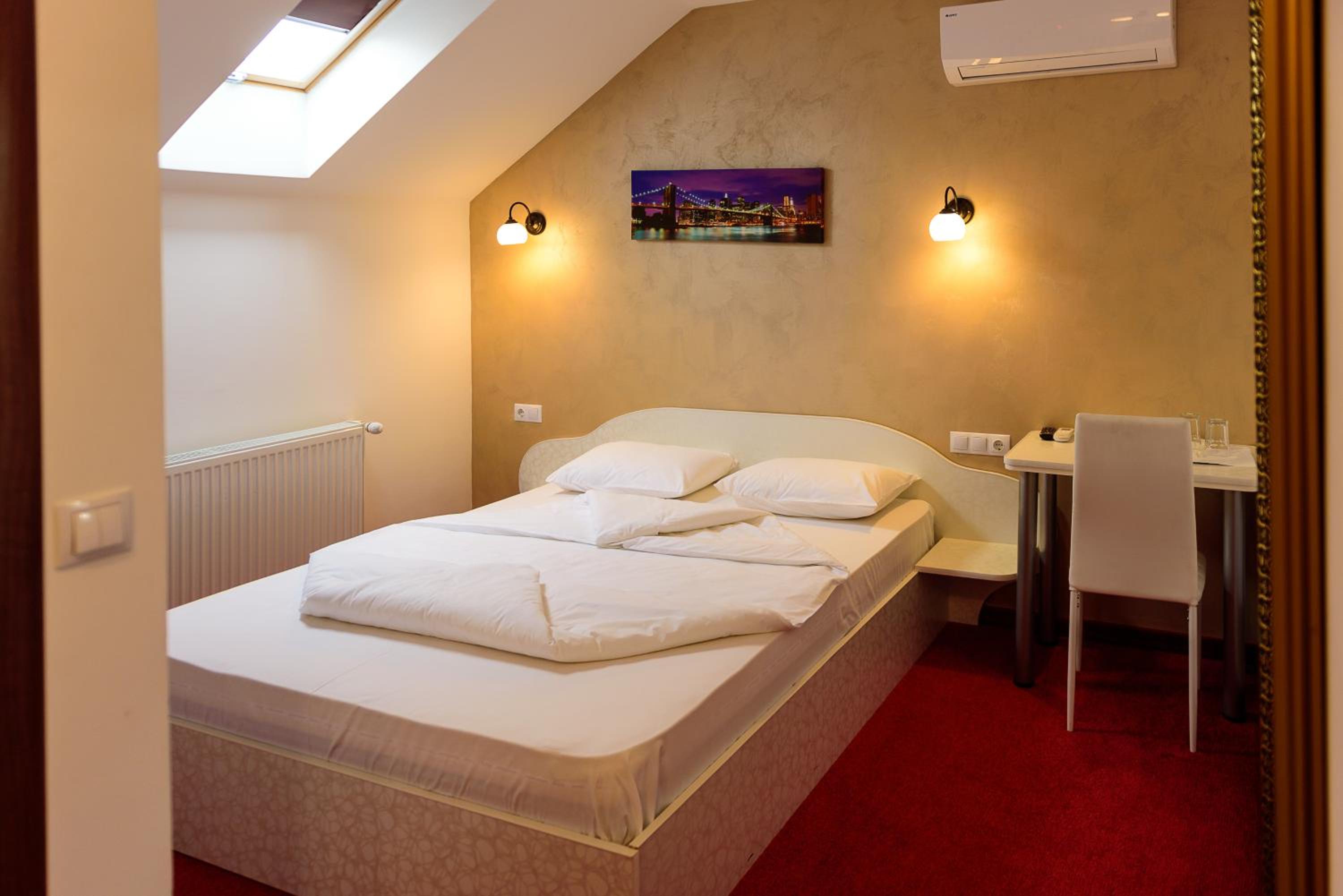 Double Room with Private Bathroom - Photo 8