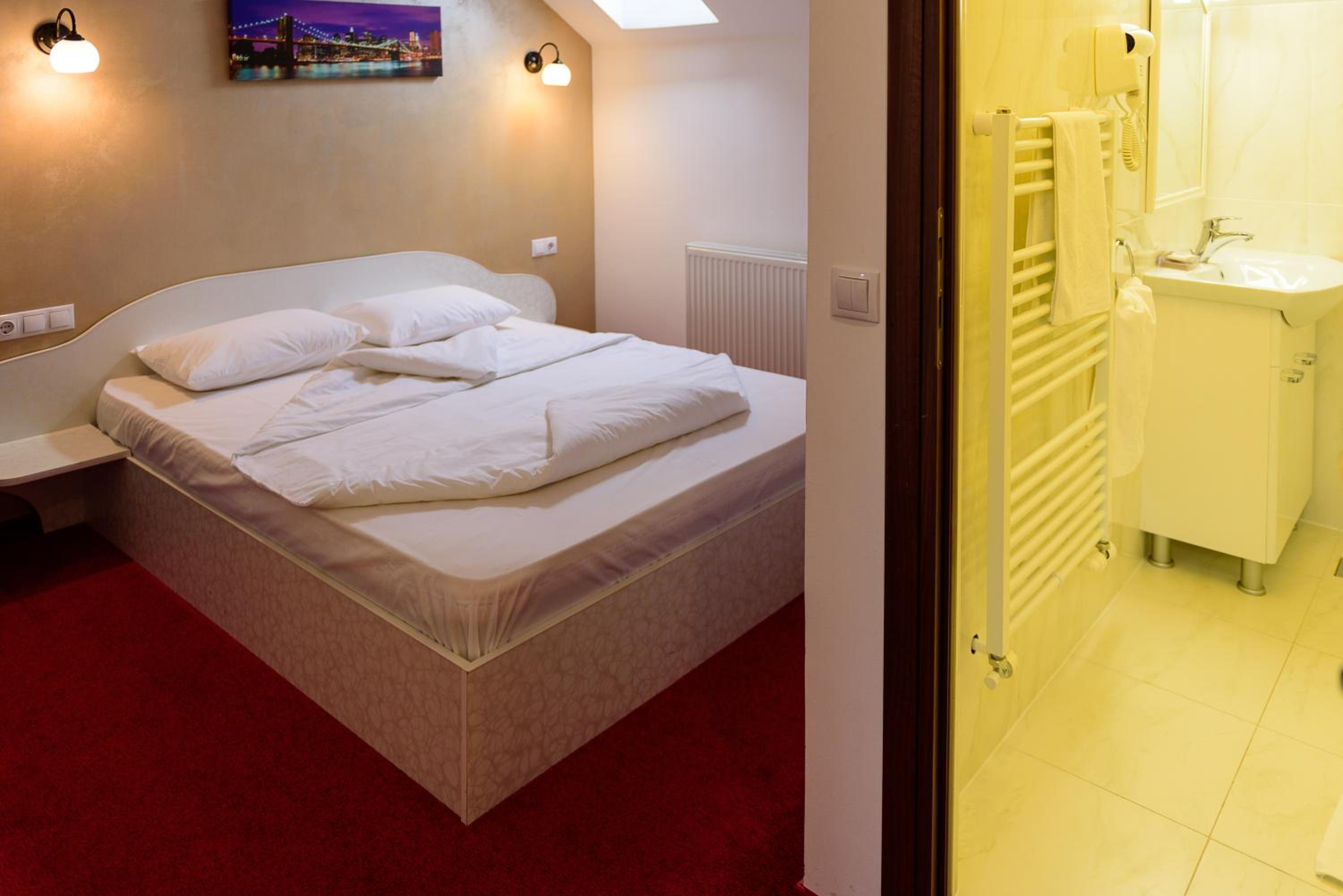 Double Room with Private Bathroom - Photo 7