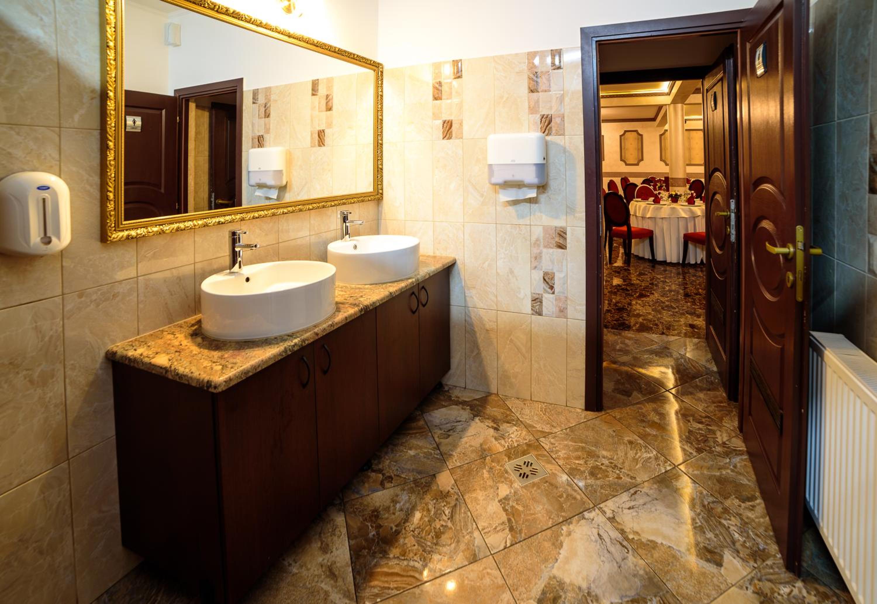 Double Room with Private Bathroom - Photo 17