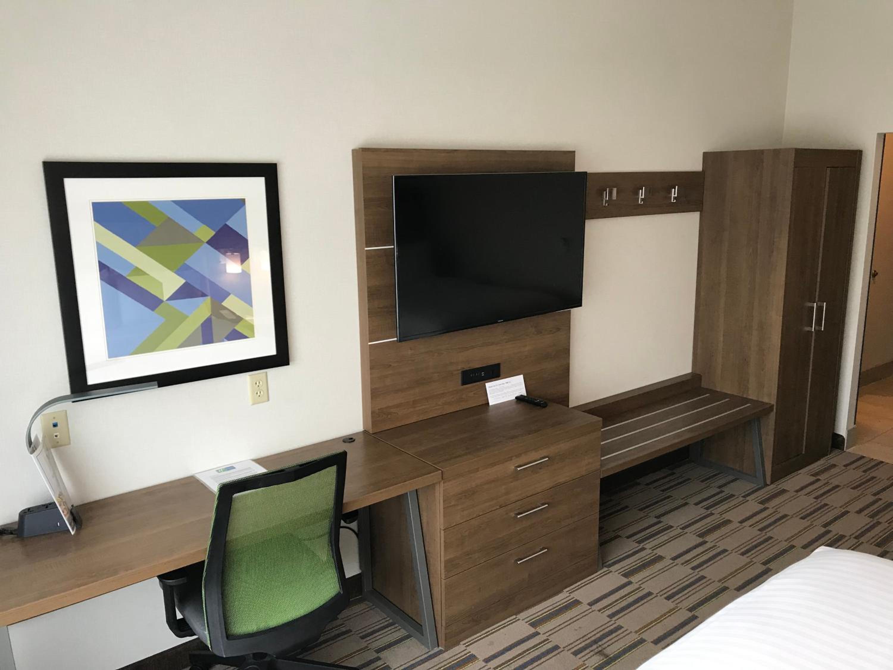 Suite - Hearing Accessible - Non-Smoking