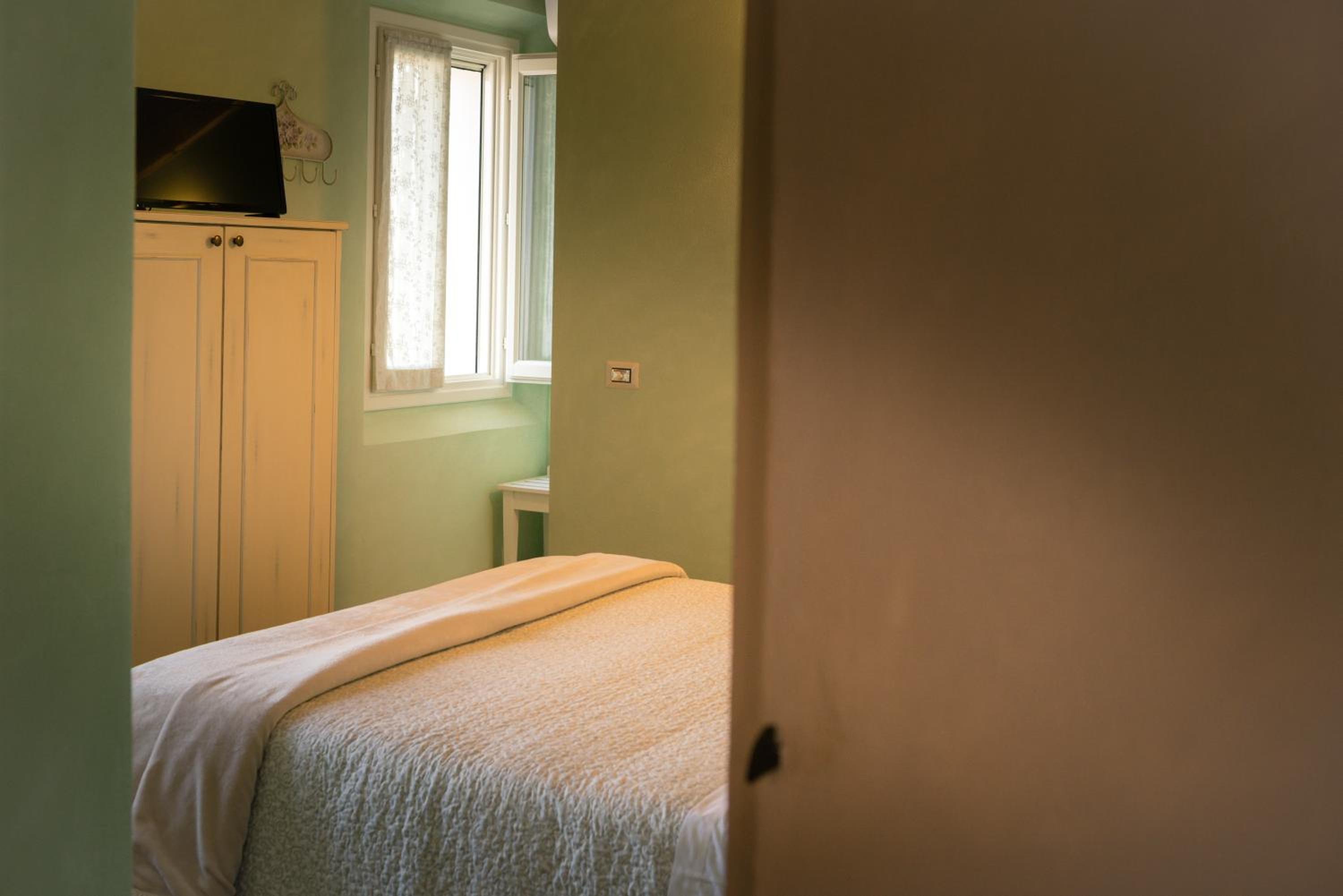 Double Room - Photo 12