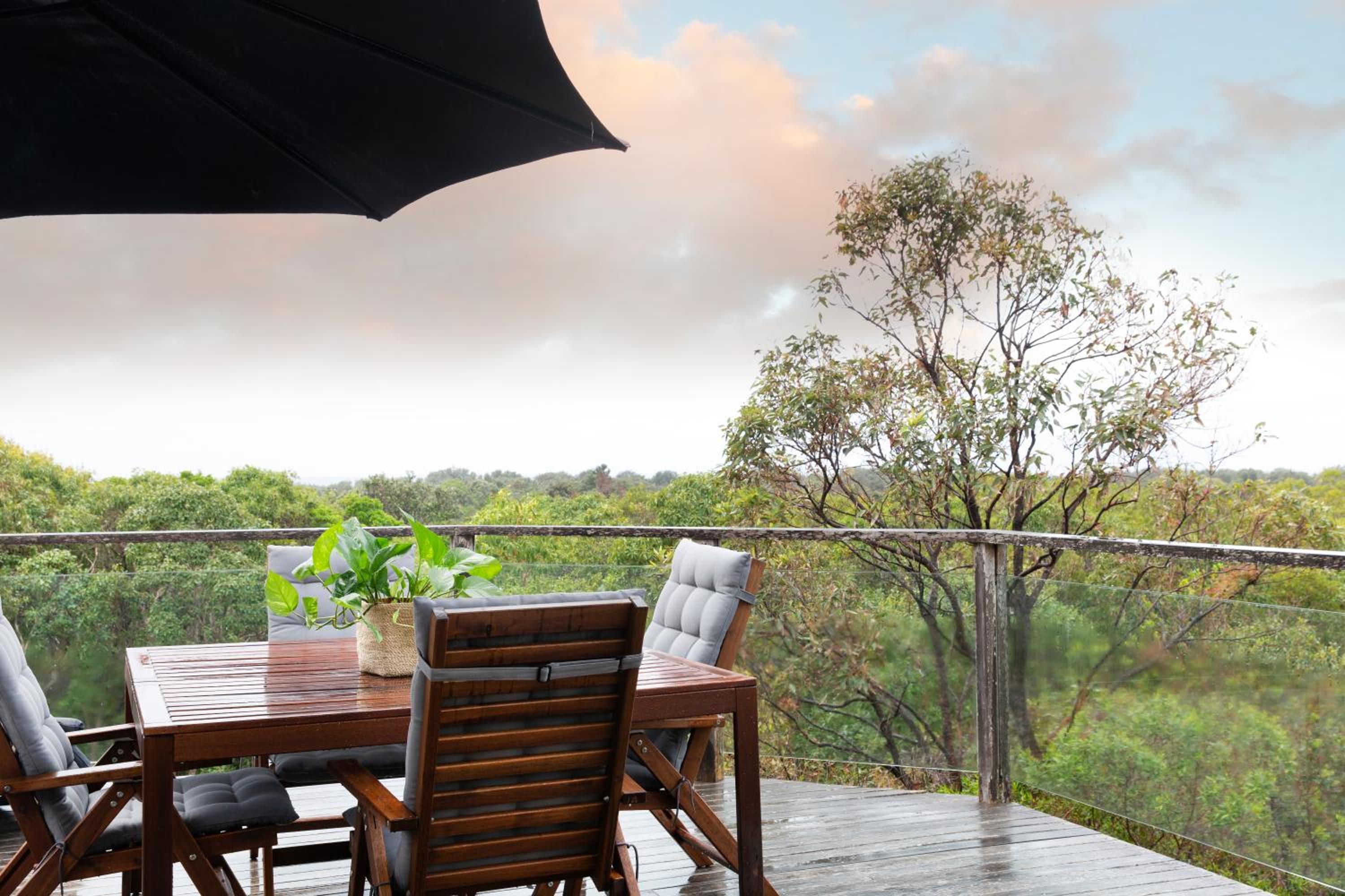 Two-Bedroom House with Hot Tub - Treetop (Lorikeet) photo 3