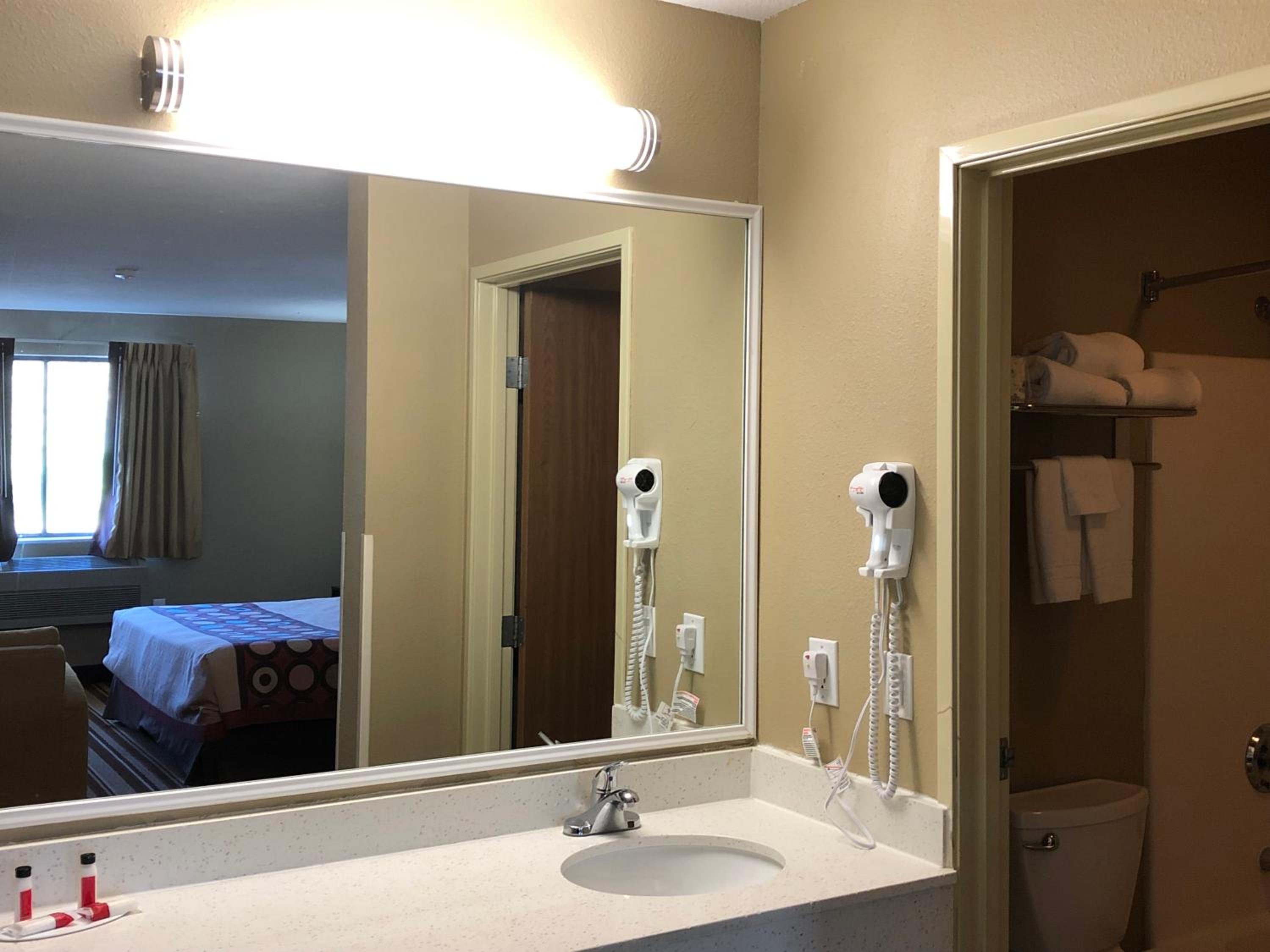 King Room - Non-Smoking - Photo 4