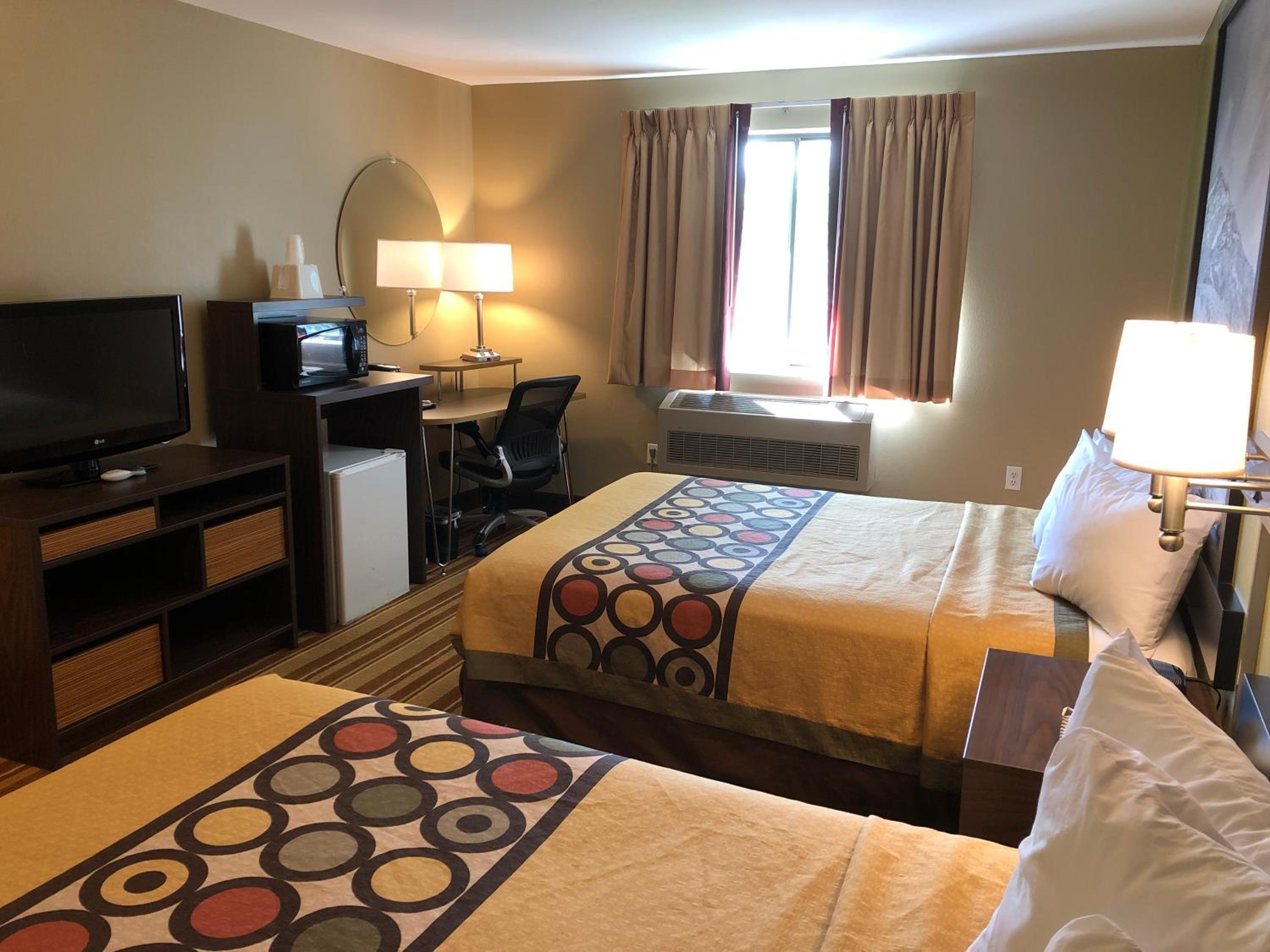 Queen Room with Two Queen Beds - Non-Smoking - Photo 2