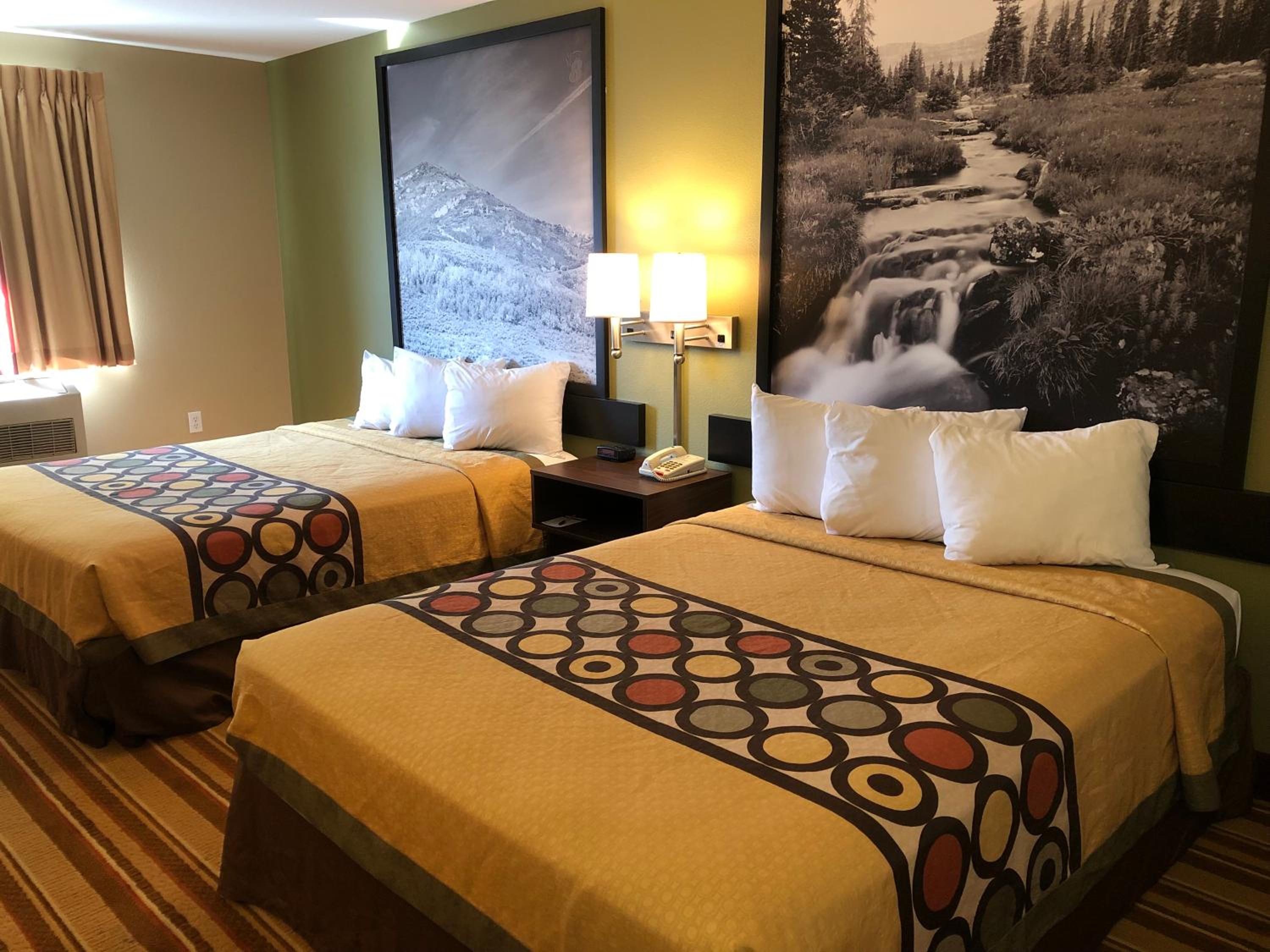 Queen Room with Two Queen Beds - Non-Smoking - Photo 3
