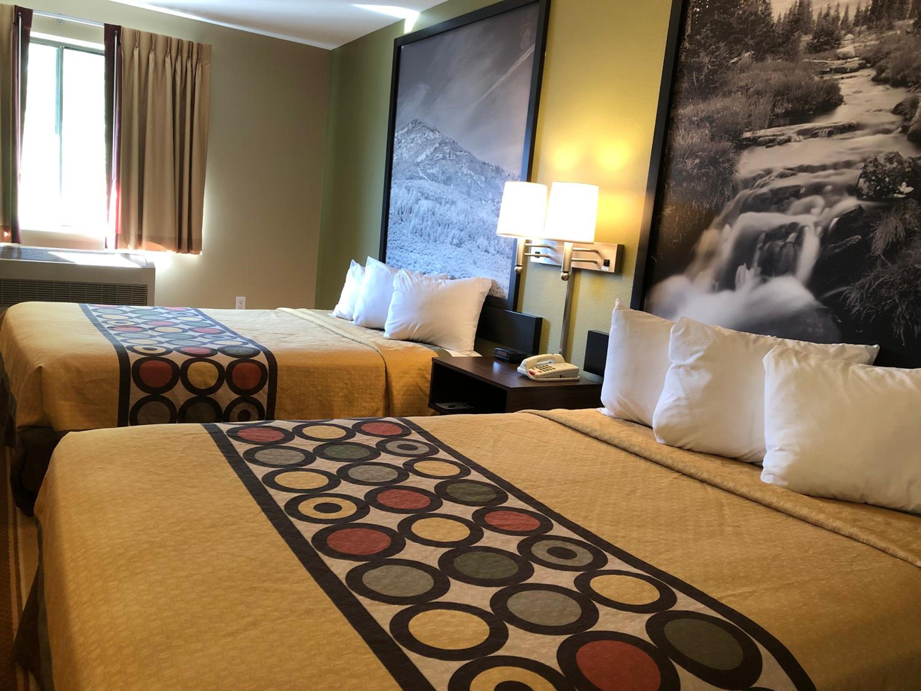 Queen Room with Two Queen Beds - Non-Smoking - Photo 4