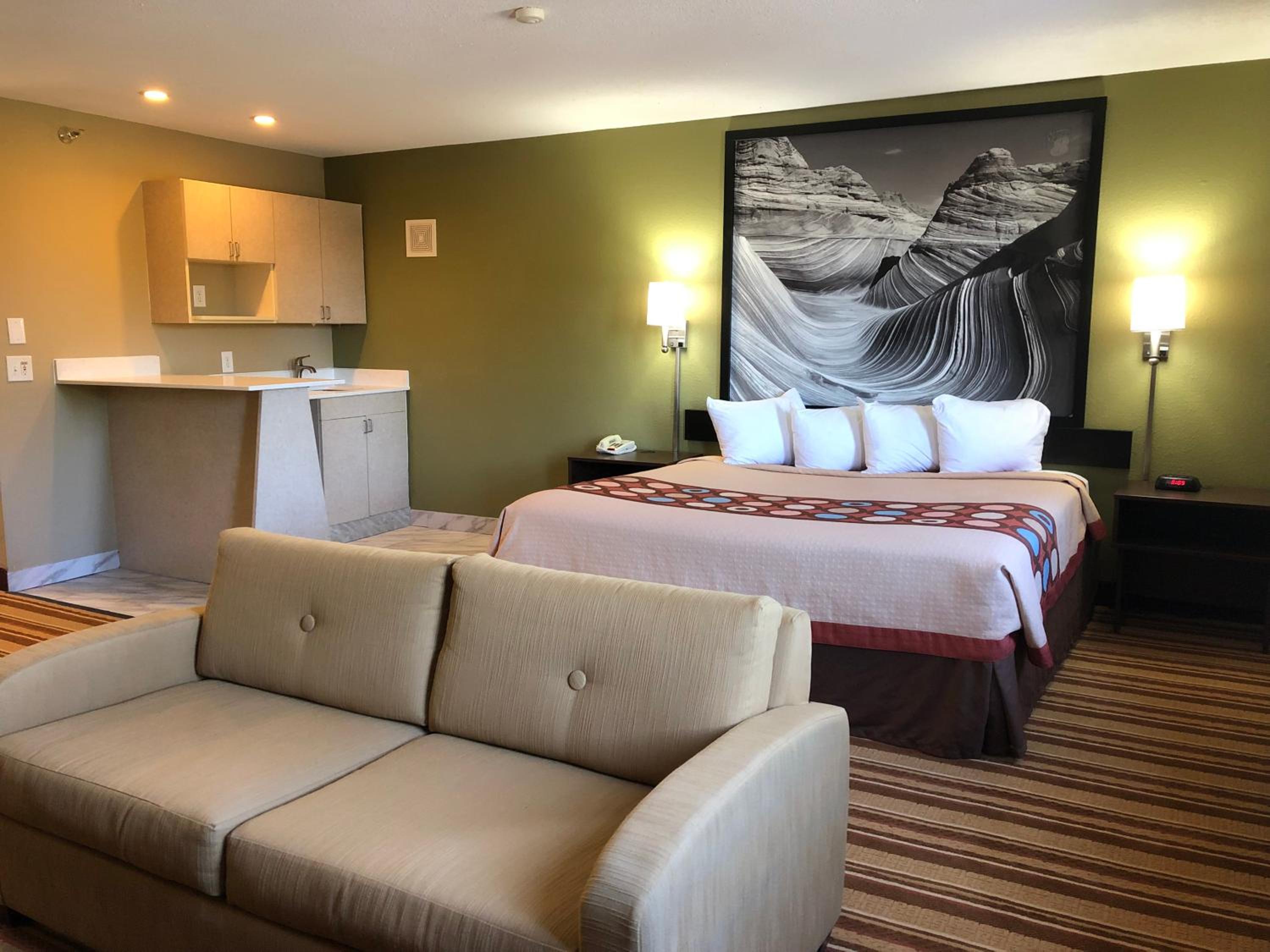 Deluxe King Room - Non-Smoking - Photo 4