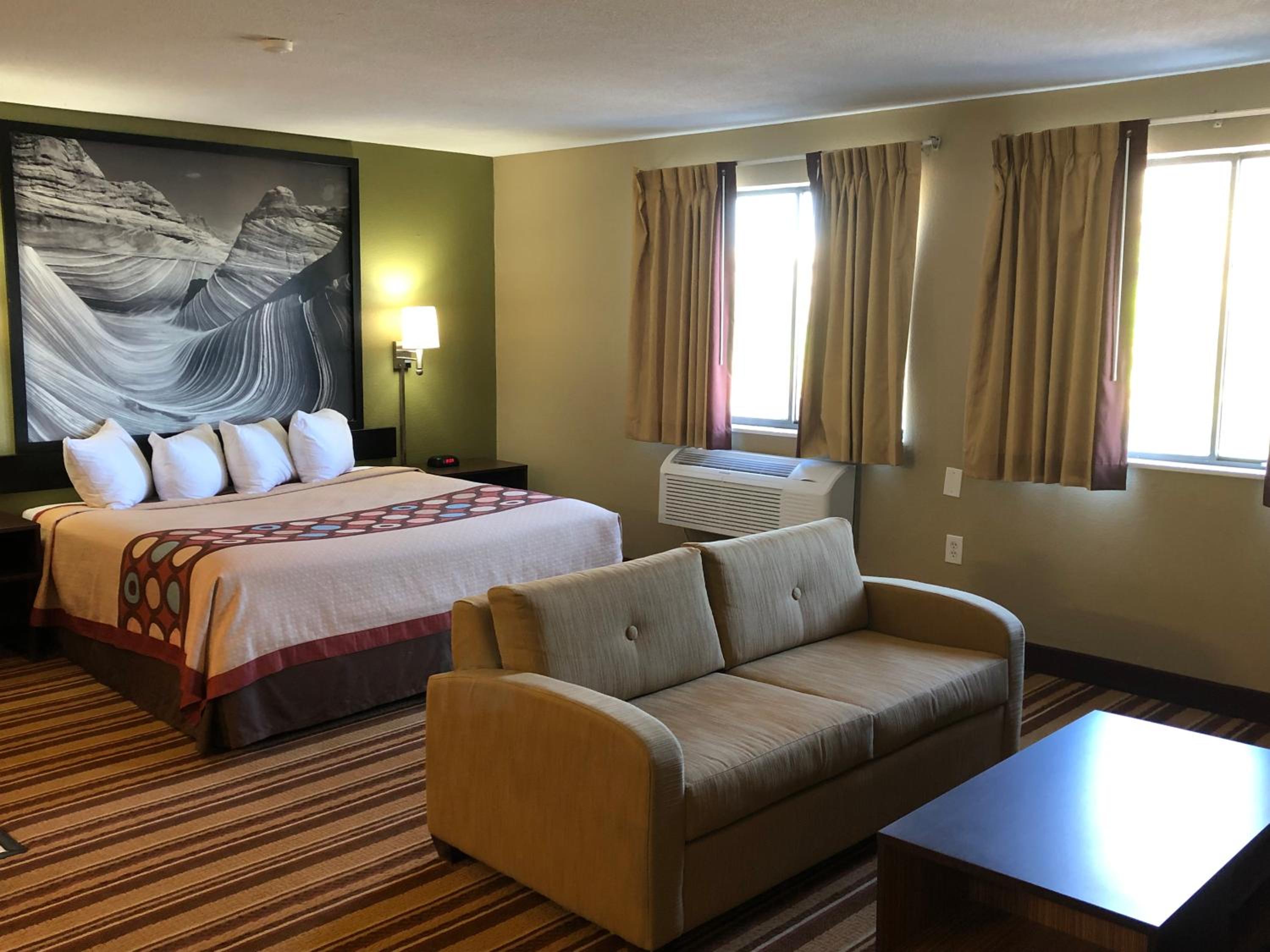 Deluxe King Room - Non-Smoking - Photo 2