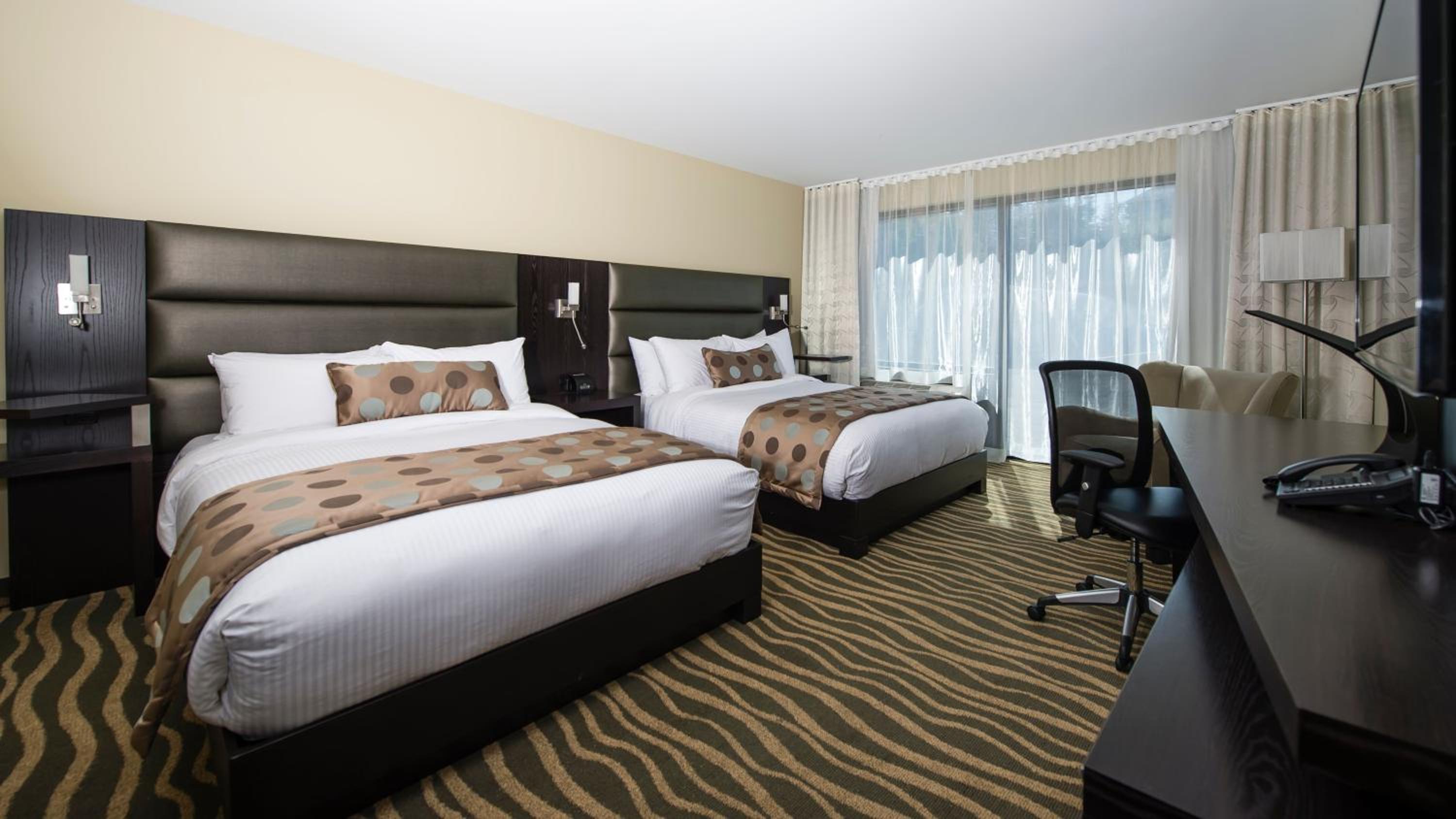 Queen Room with Two Queen Beds with River View - Non-smoking