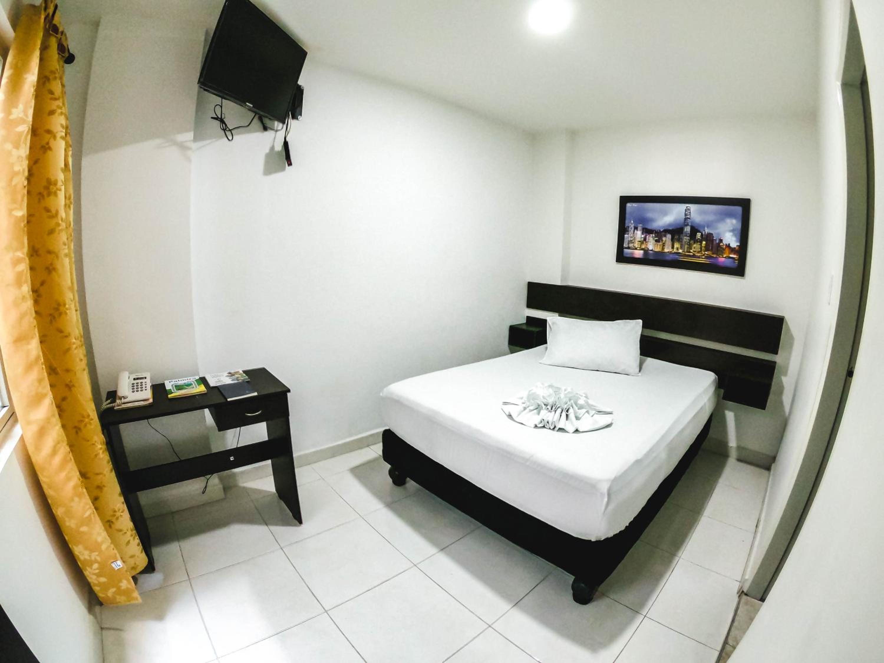 Single Room with Private Bathroom photo 2