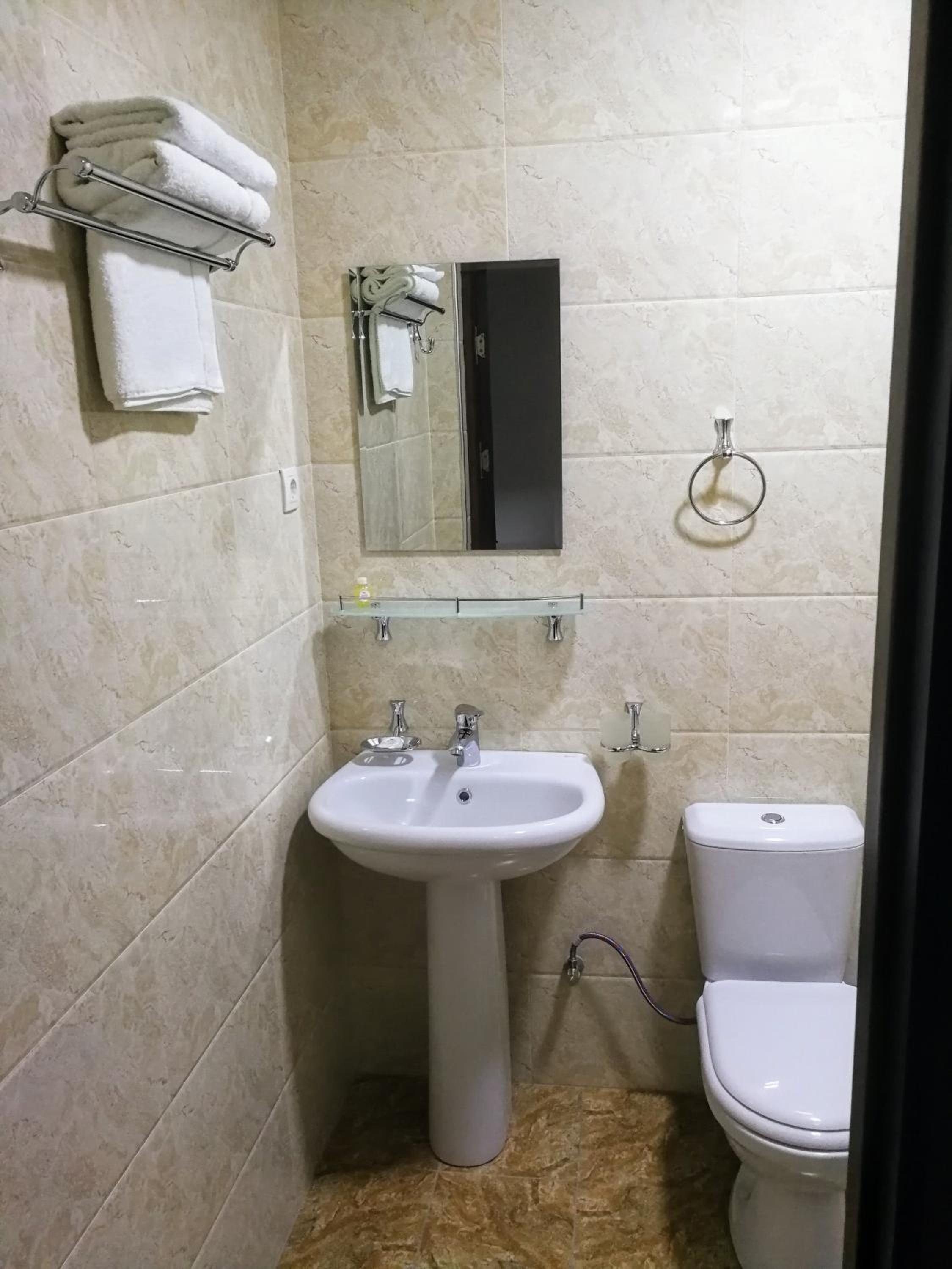 Standard Twin Room - Photo 7
