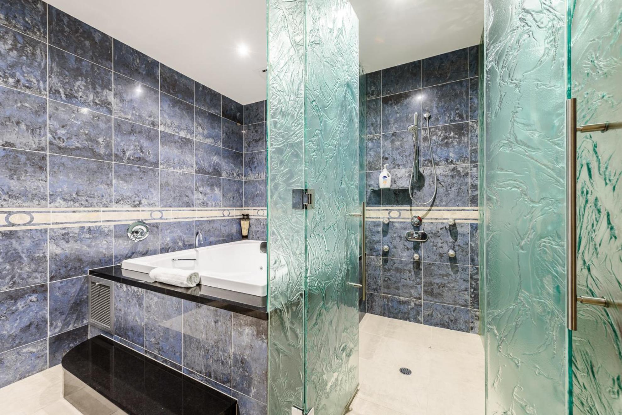Three-Bedroom Two-Bathroom Penthouse Apartment - Photo 30