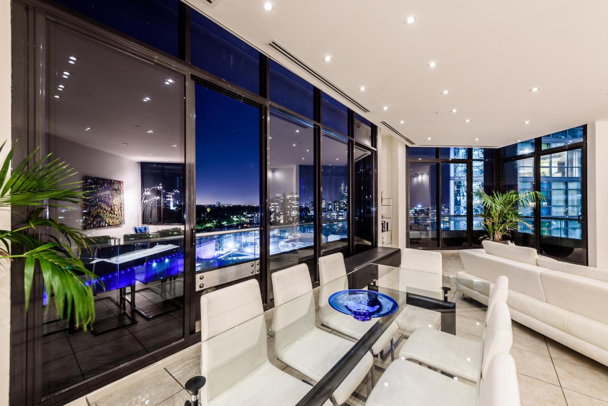 Three-Bedroom Two-Bathroom Penthouse Apartment - Photo 25