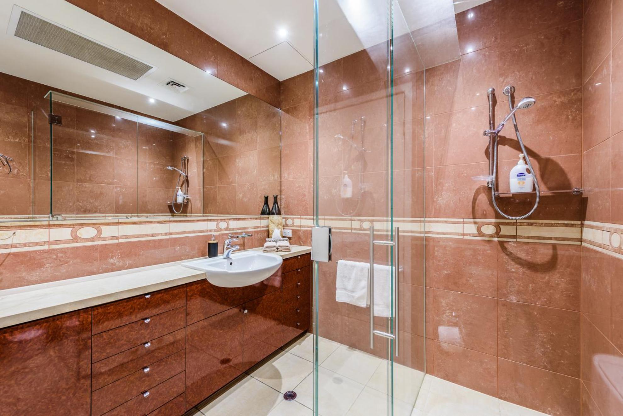 Three-Bedroom Two-Bathroom Penthouse Apartment - Photo 26
