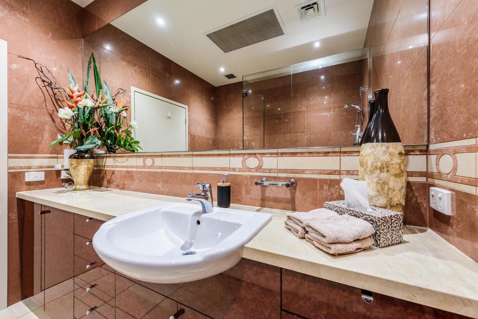 Three-Bedroom Two-Bathroom Penthouse Apartment - Photo 29