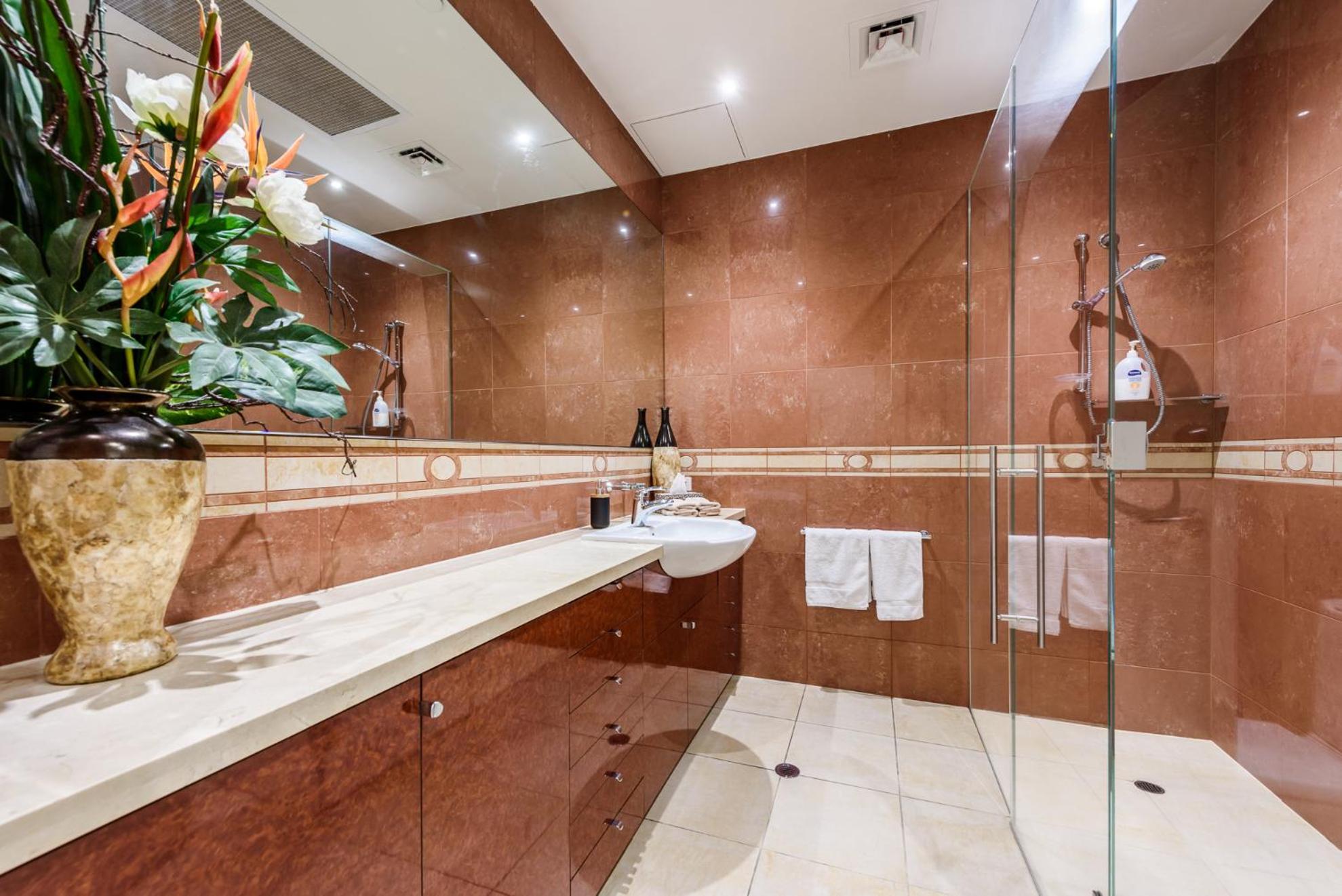 Three-Bedroom Two-Bathroom Penthouse Apartment - Photo 28