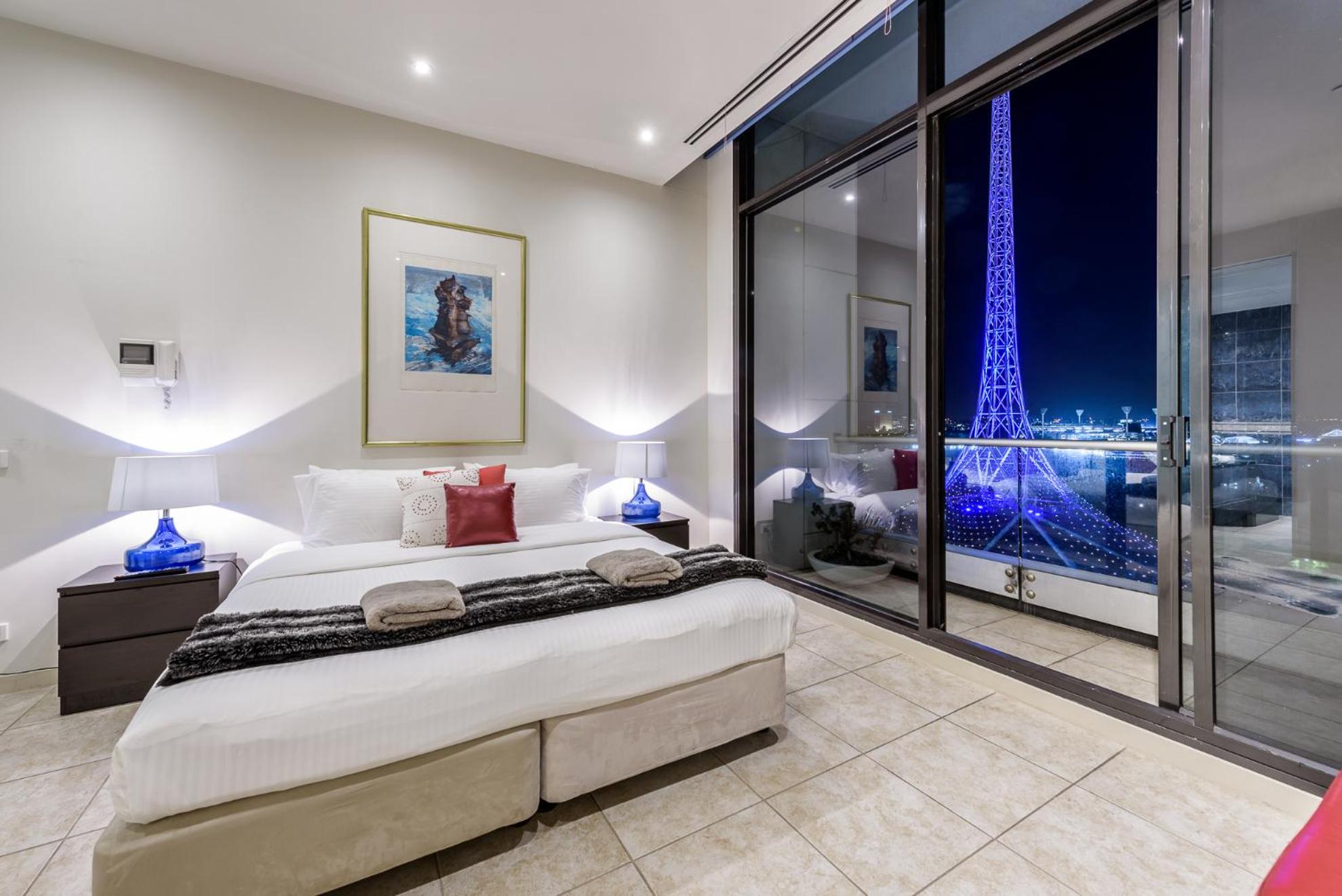 Three-Bedroom Two-Bathroom Penthouse Apartment - Photo 1