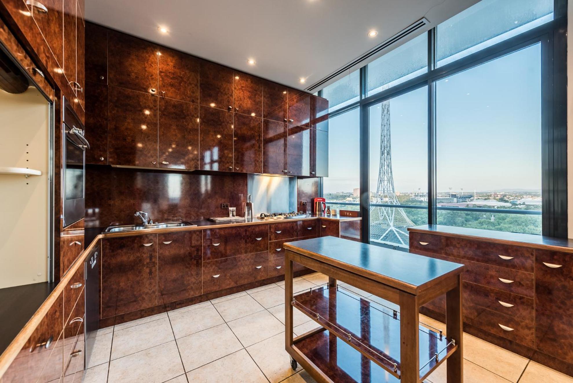 Three-Bedroom Two-Bathroom Penthouse Apartment - Photo 18