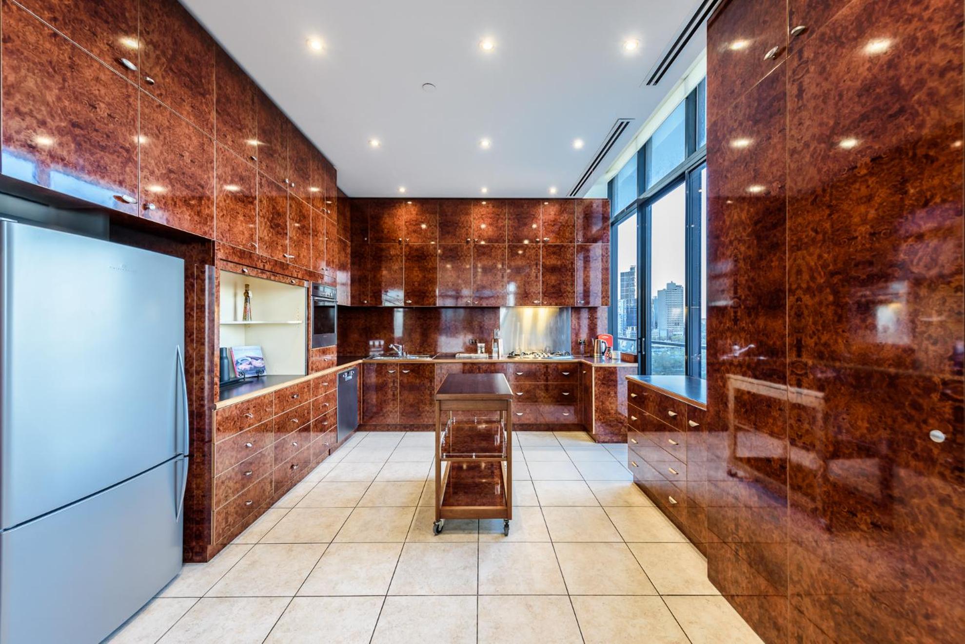 Three-Bedroom Two-Bathroom Penthouse Apartment - Photo 16