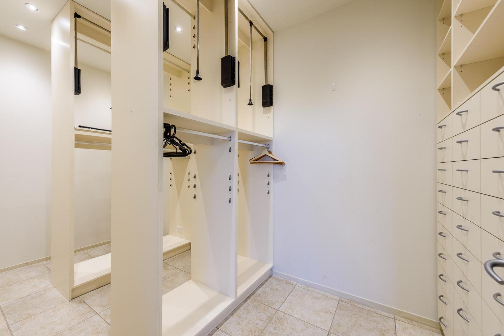 Three-Bedroom Two-Bathroom Penthouse Apartment - Photo 10