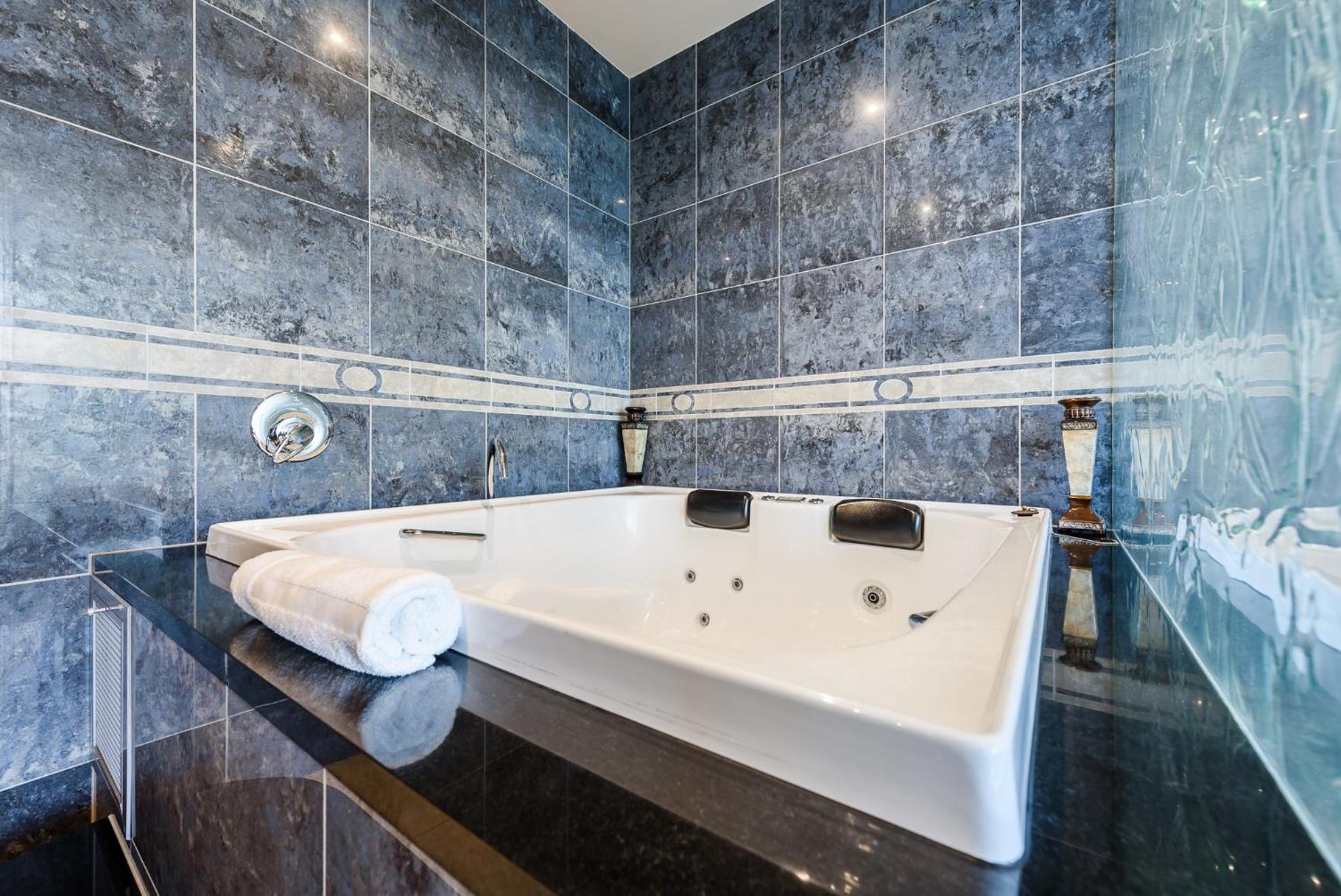 Three-Bedroom Two-Bathroom Penthouse Apartment - Photo 9
