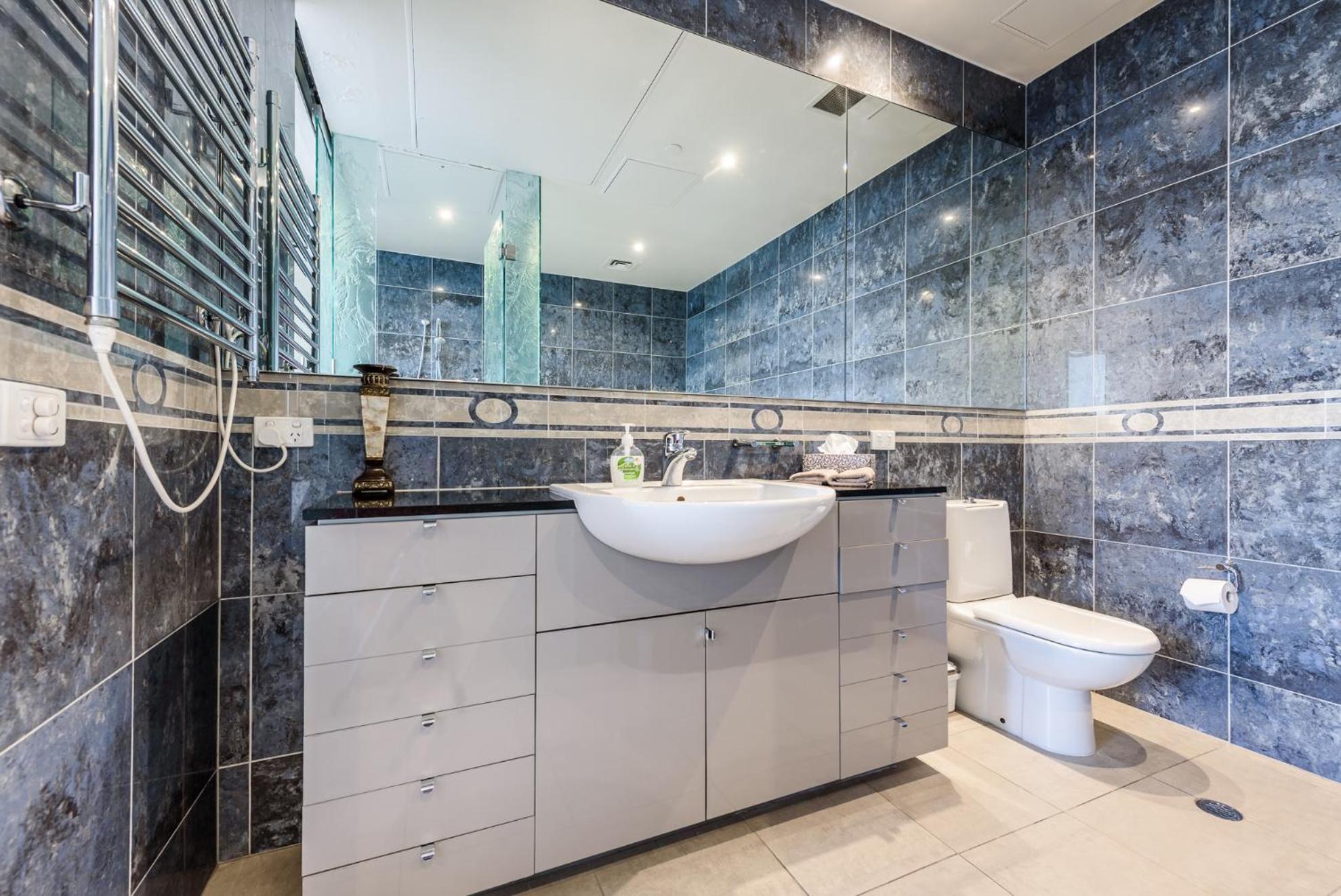 Three-Bedroom Two-Bathroom Penthouse Apartment - Photo 8