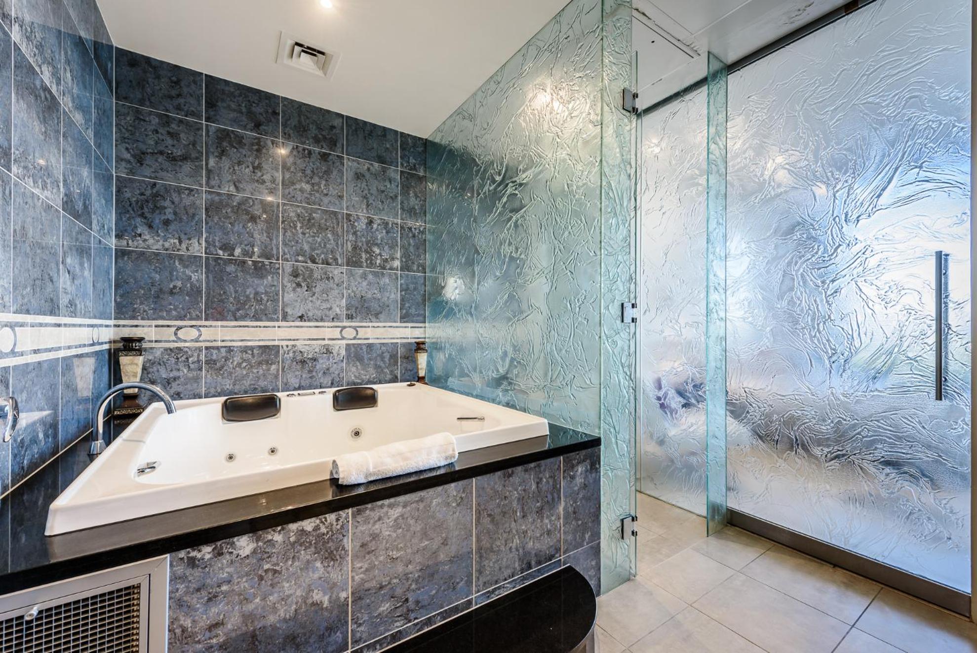 Three-Bedroom Two-Bathroom Penthouse Apartment - Photo 7
