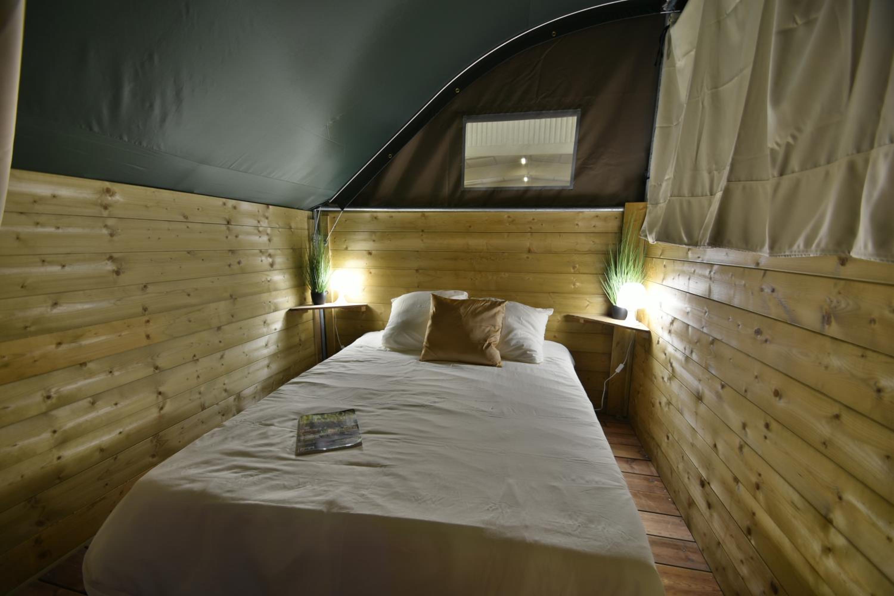 Tent - Photo 2