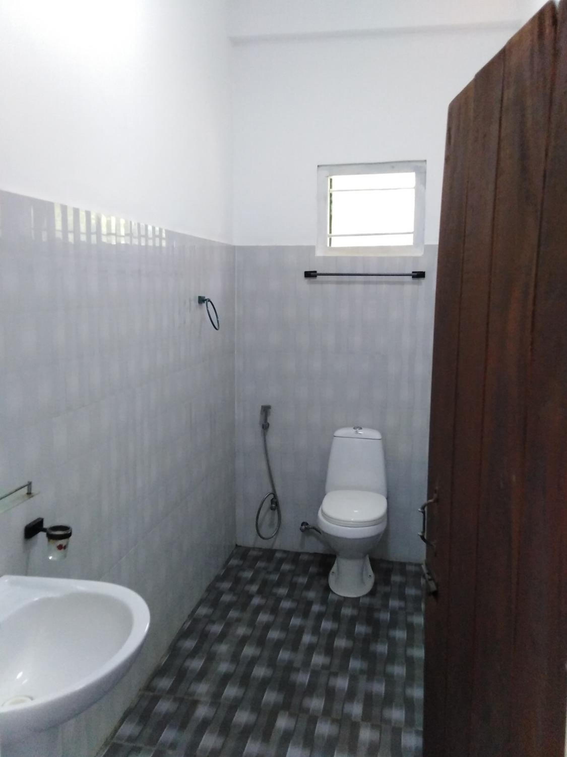 Family Room with Bathroom photo 2