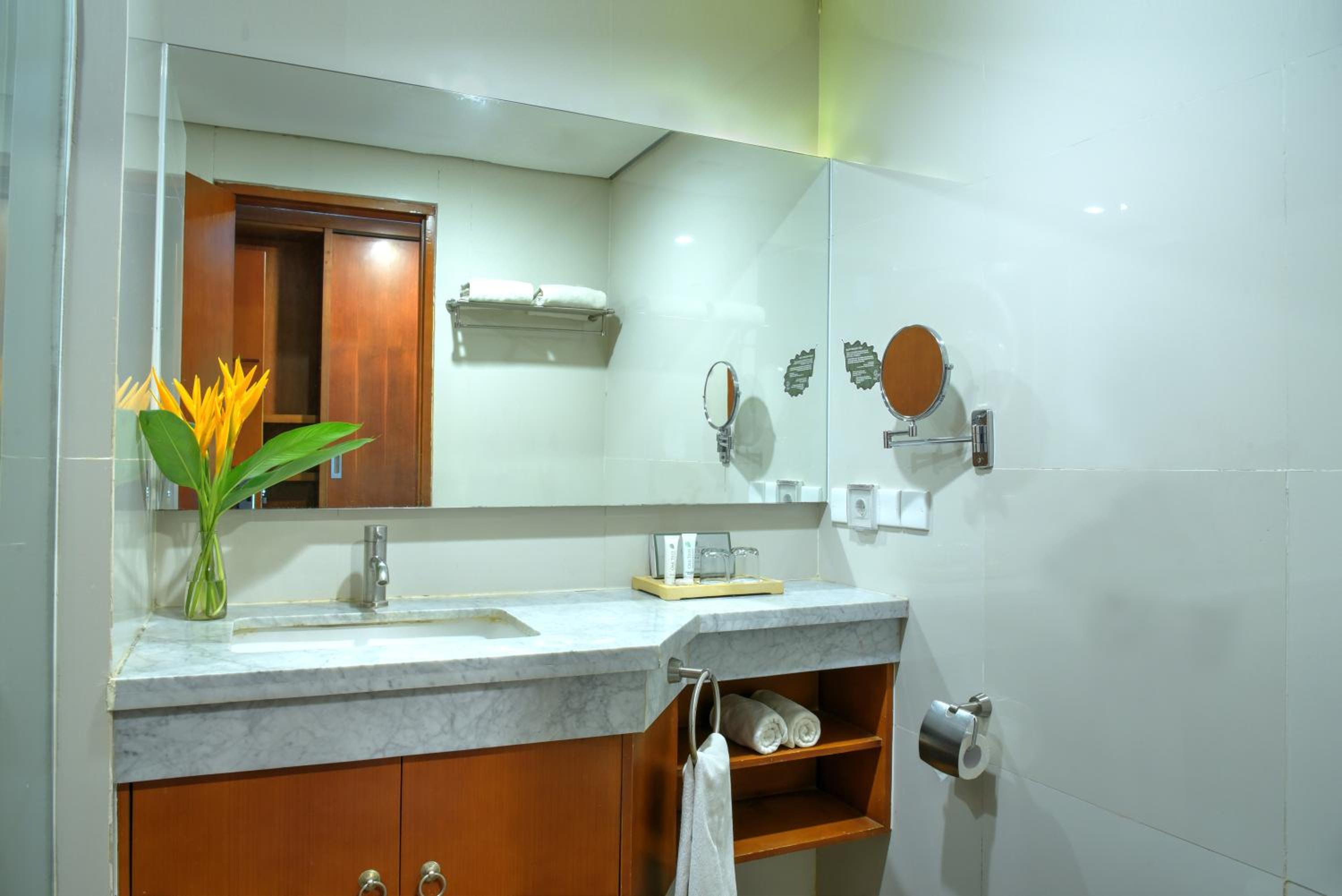 Deluxe King Room with Balcony photo 3