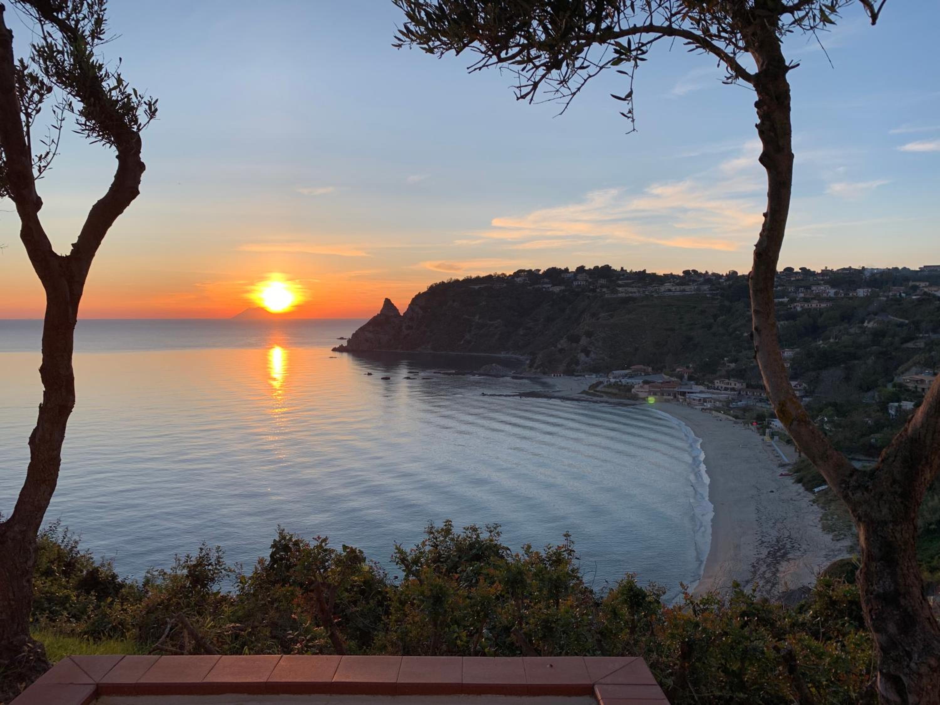 Deluxe Double Room with Balcony and Sea View - Photo 4