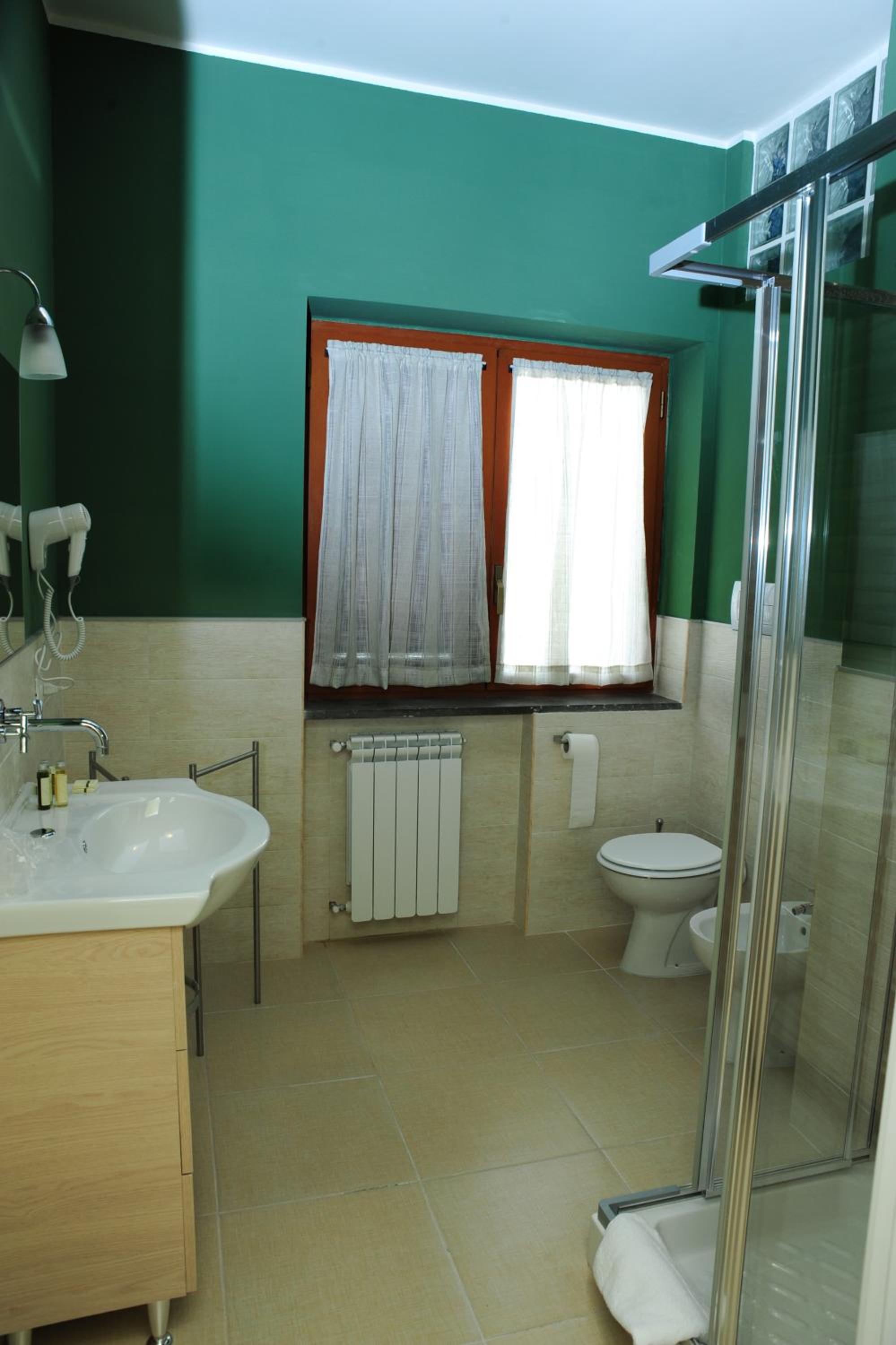 King Room with Balcony - Photo 7