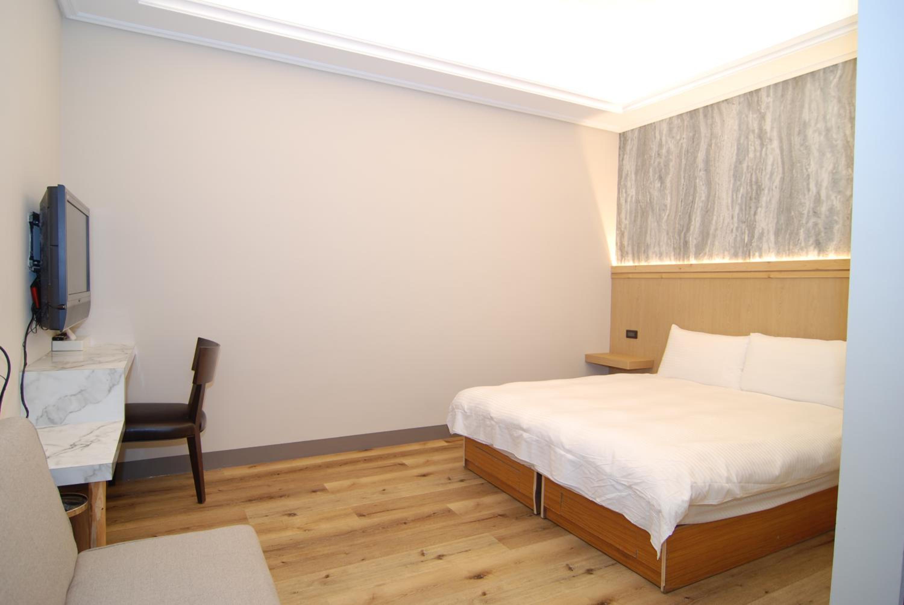 Double Room - No Window photo 2