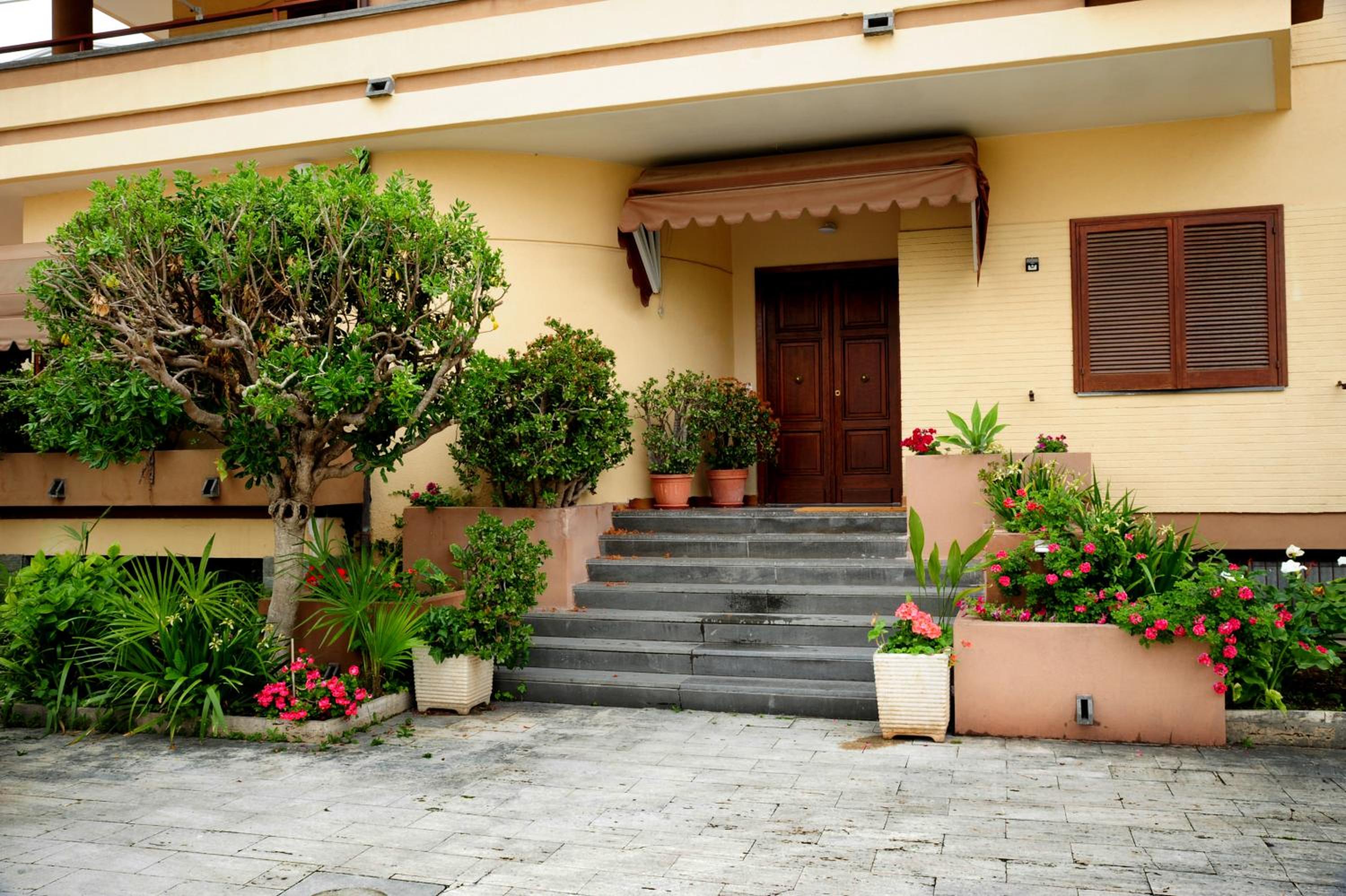 Deluxe Double Room with Balcony - Photo 13