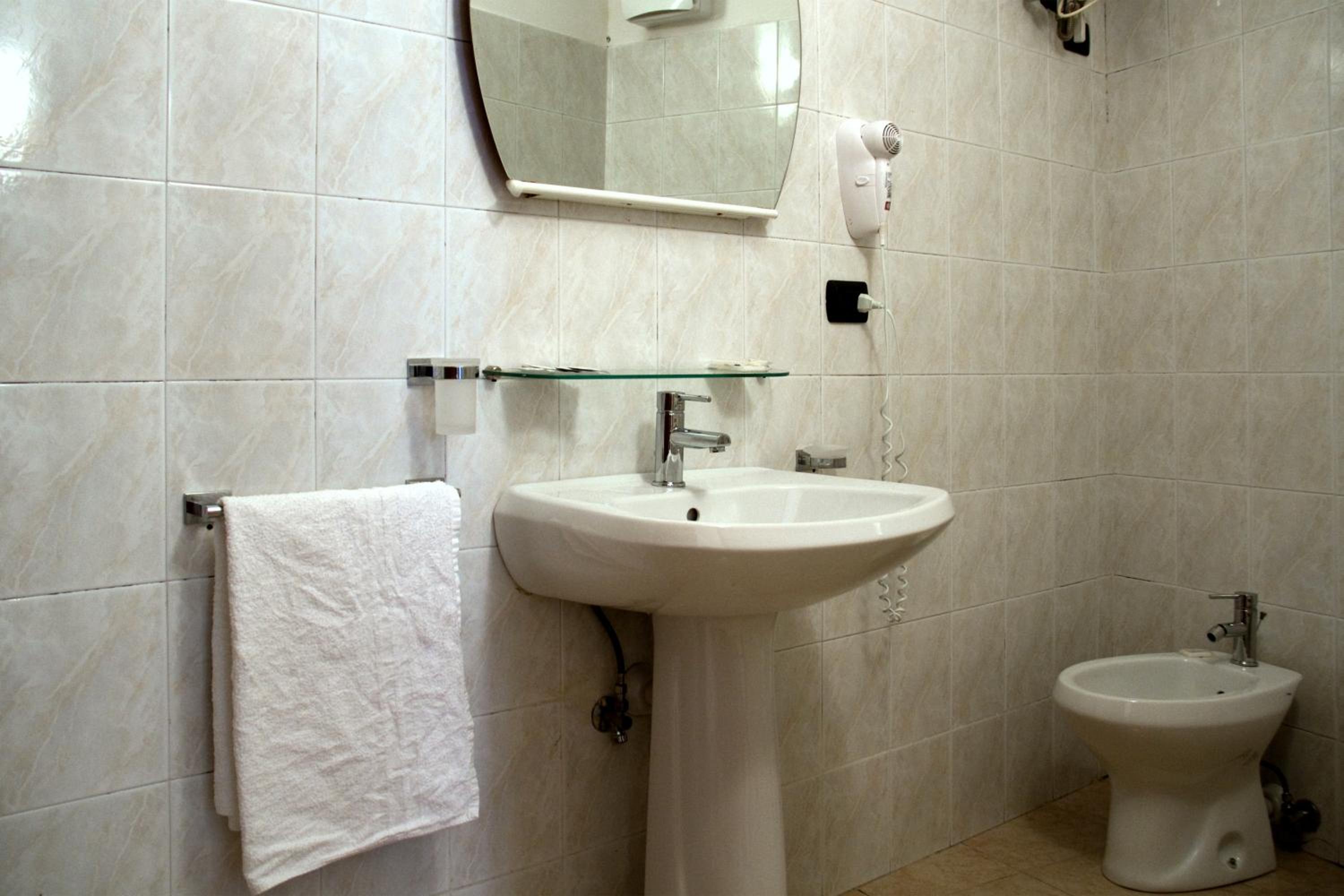 Standard King Room photo 3