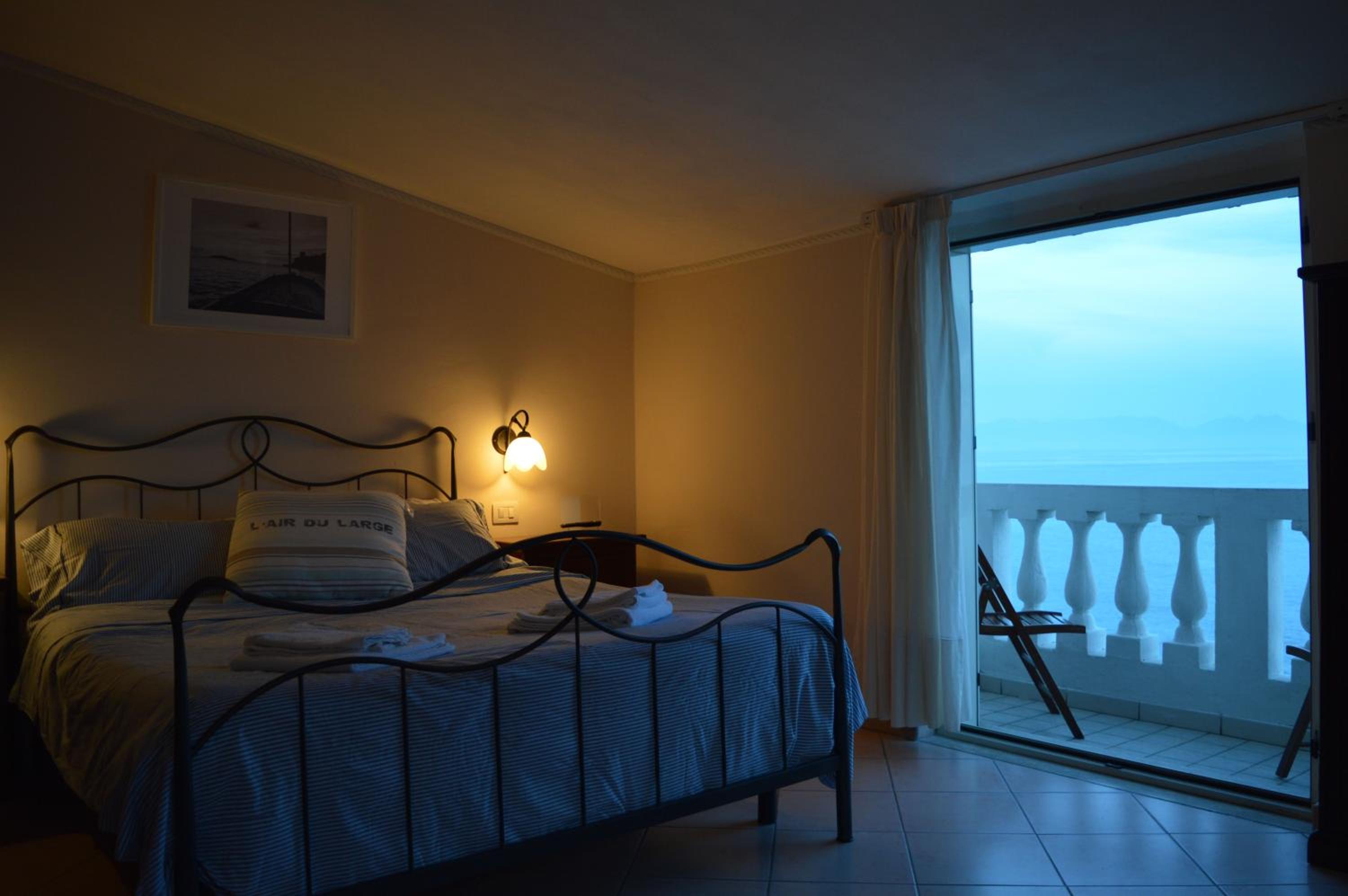 Double Room with Balcony and Sea View - Photo 1