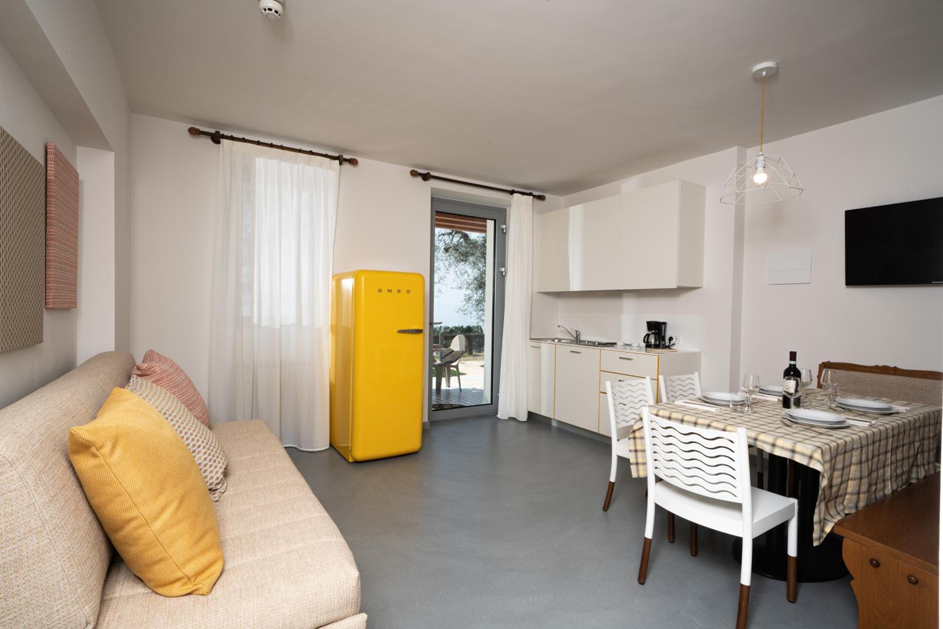 One-Bedroom Apartment with Lake View photo 3