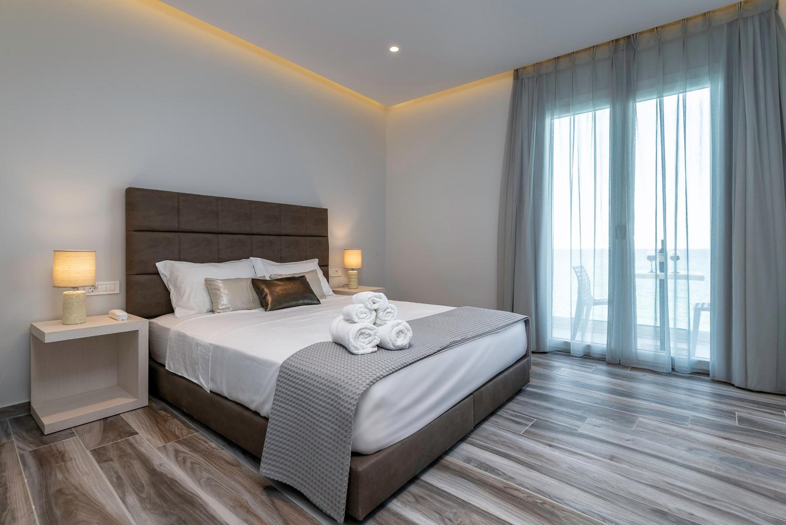 Deluxe Double Room with Side Sea View photo 1