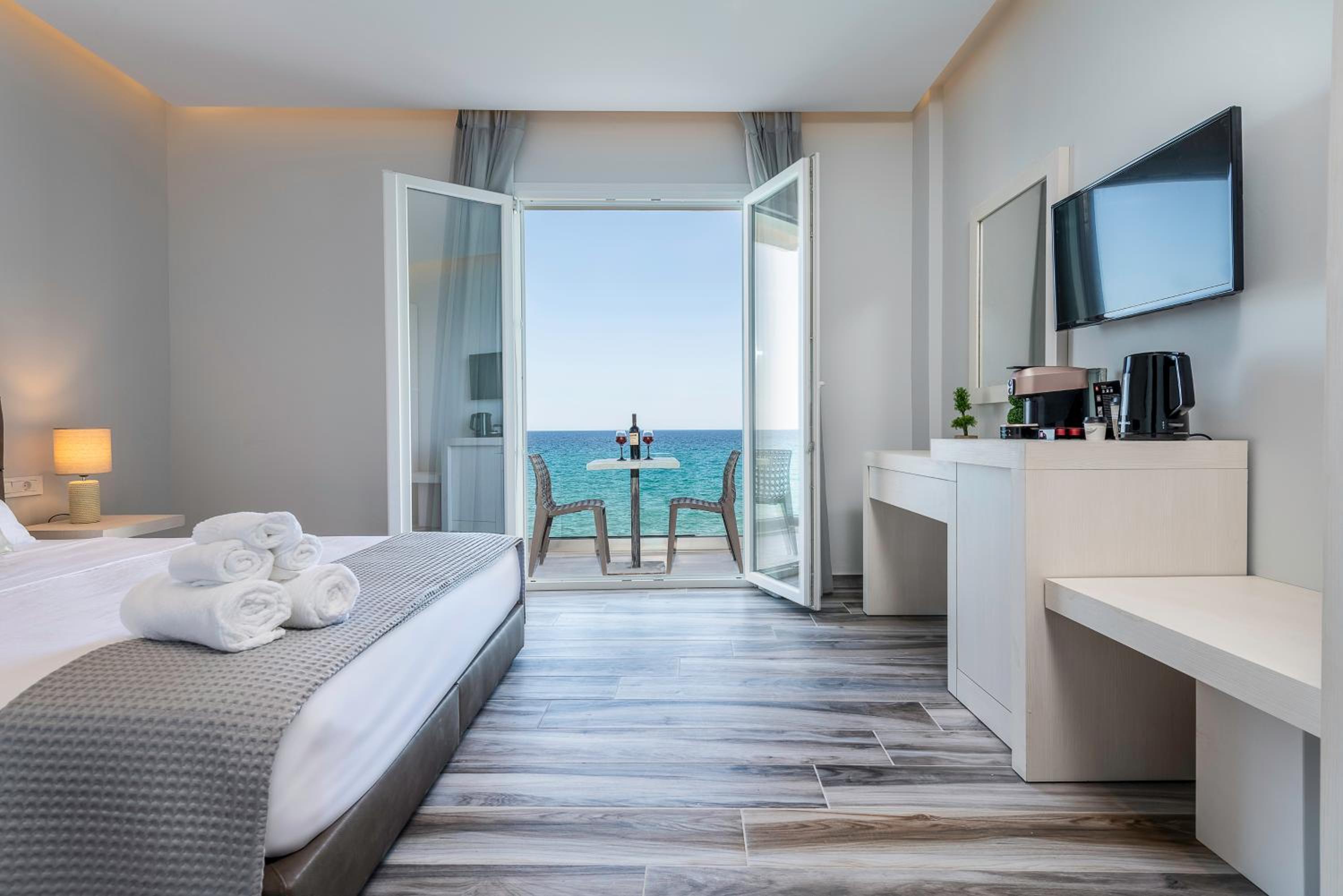 Deluxe Double Room with Balcony and Front Sea View photo 2
