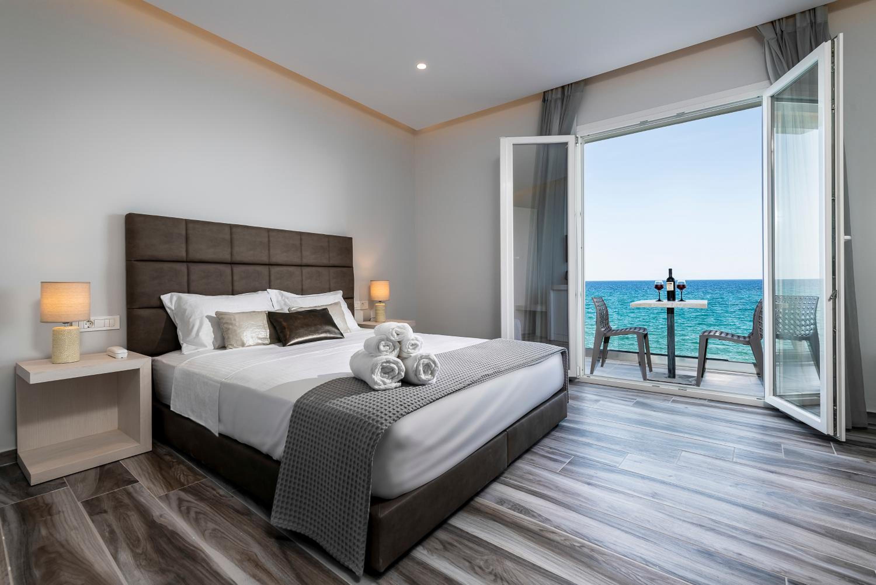 Deluxe Double Room with Balcony and Front Sea View photo 3