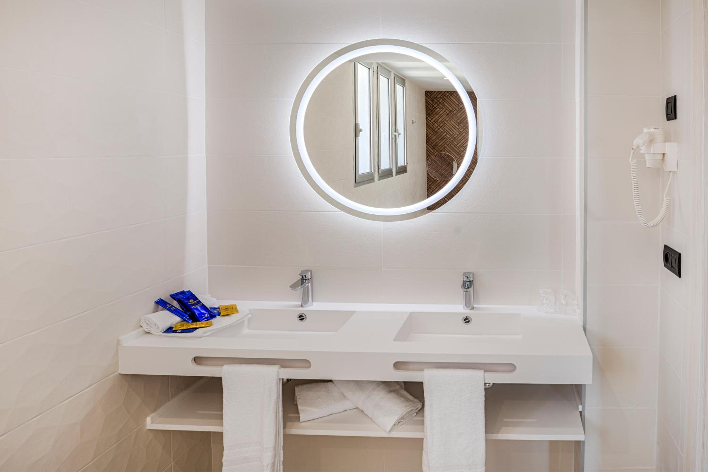Standard Double or Twin Room - Photo 2