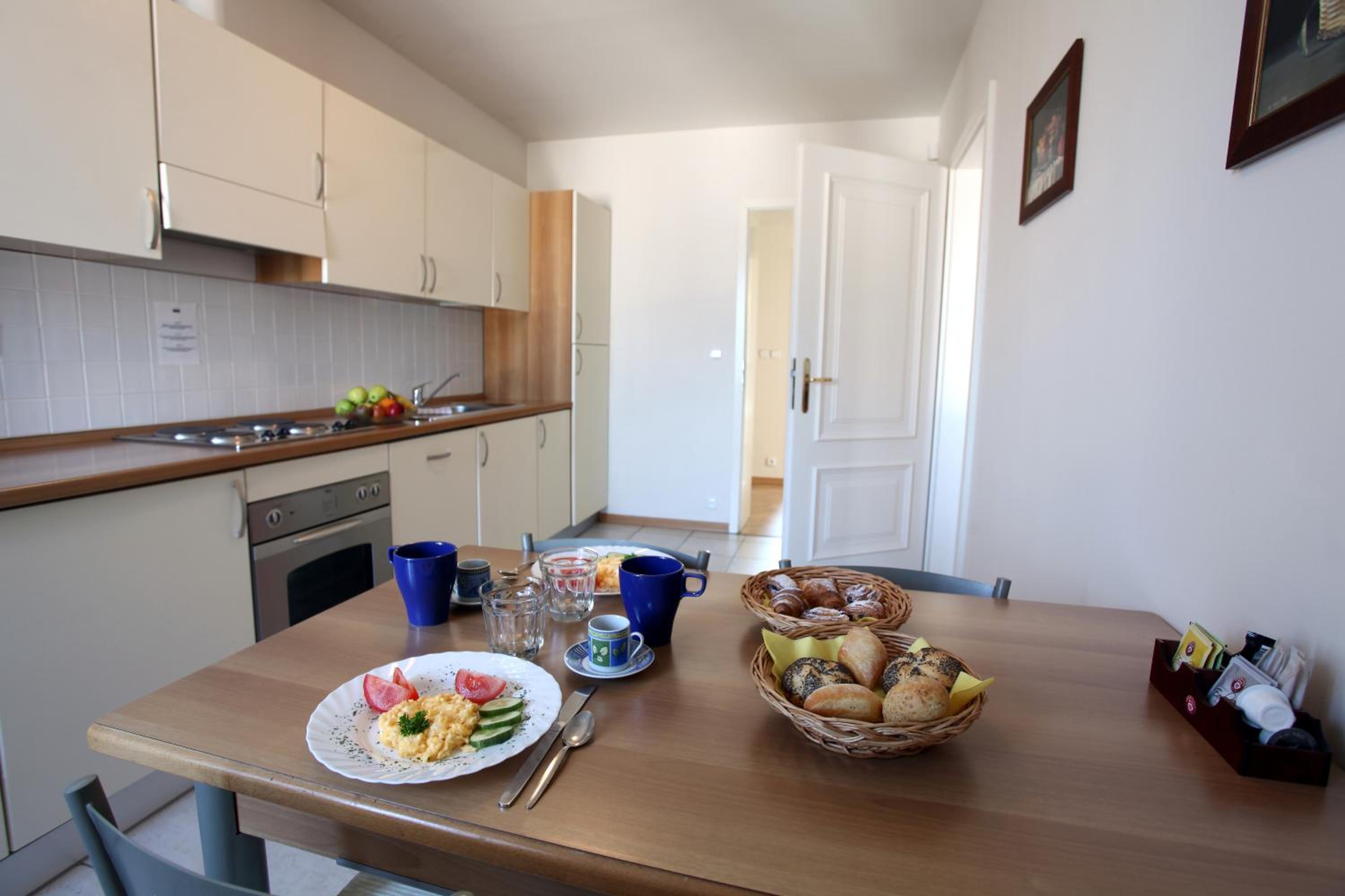 Apartment with City View thumbnail 5