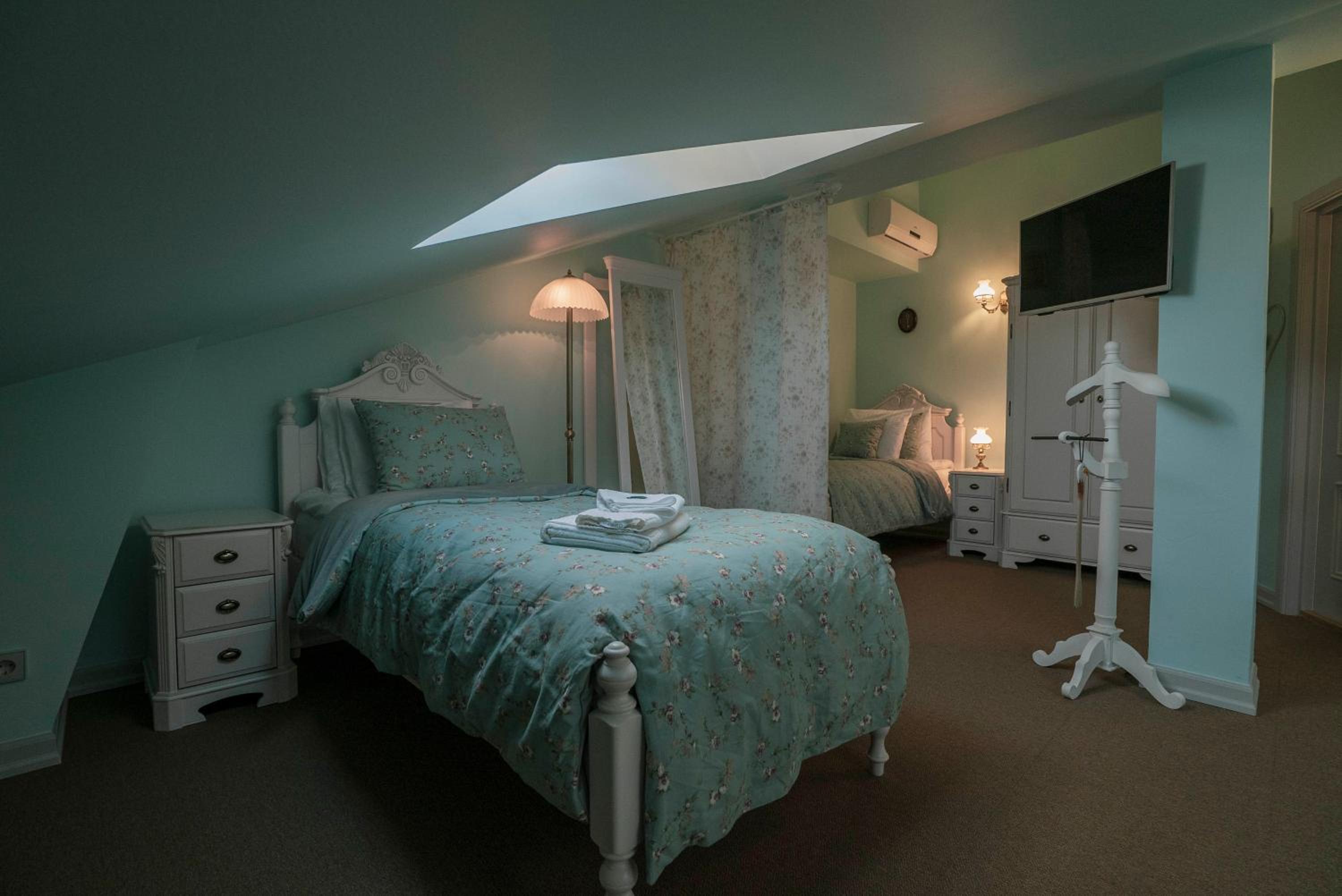 Twin Room Attic photo 3
