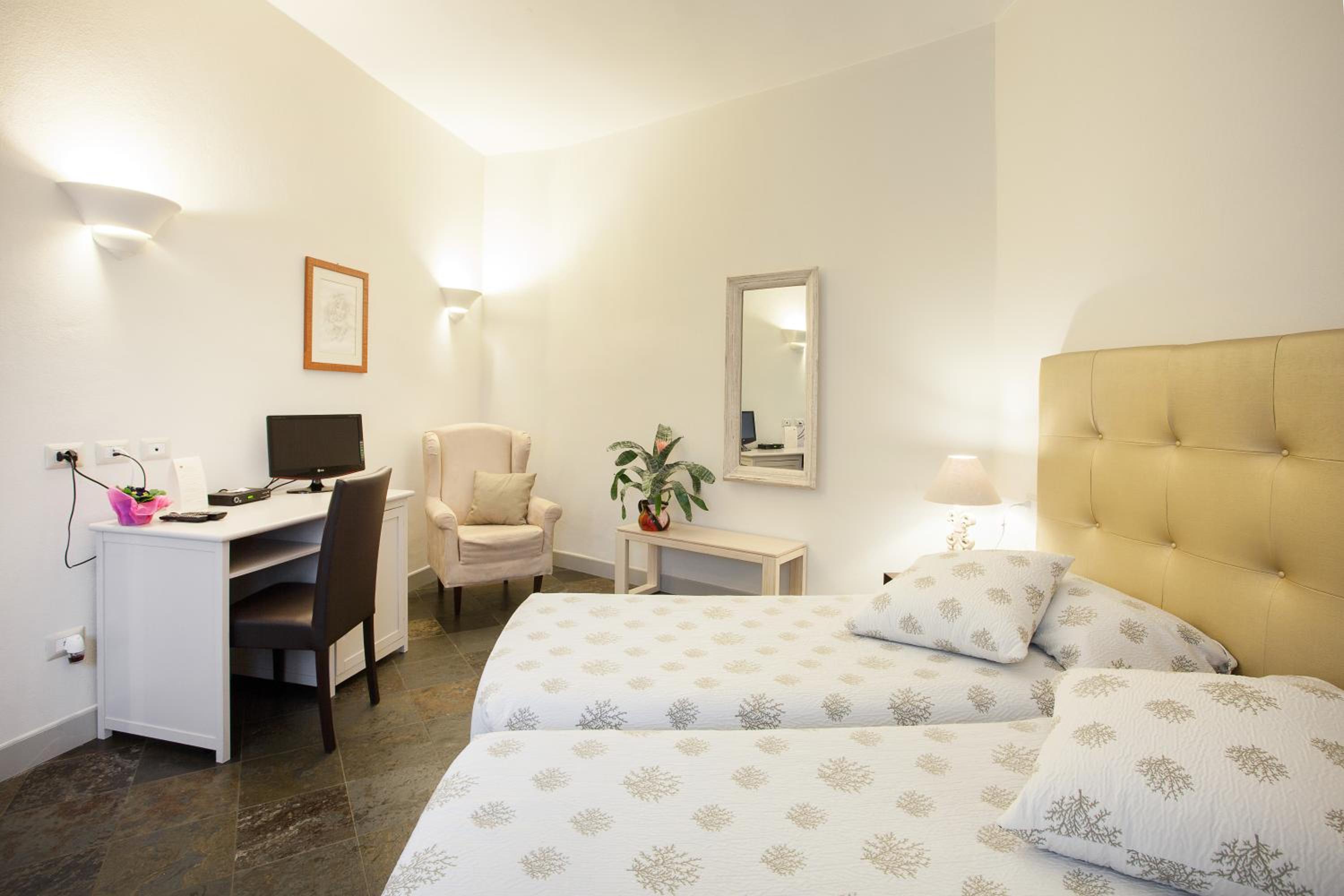 Double or Twin Room - Photo 5