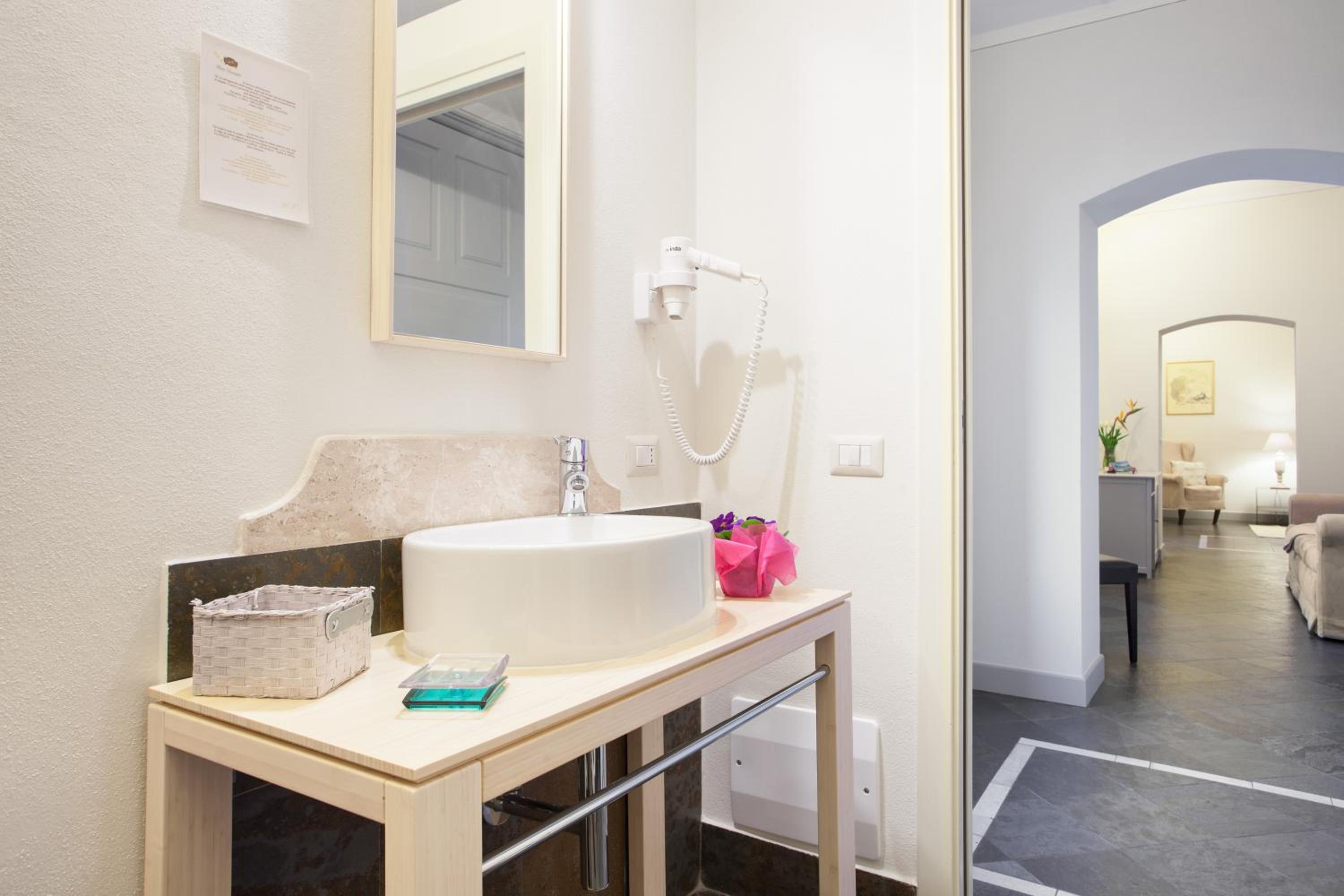 Deluxe Queen Suite - Photo 5