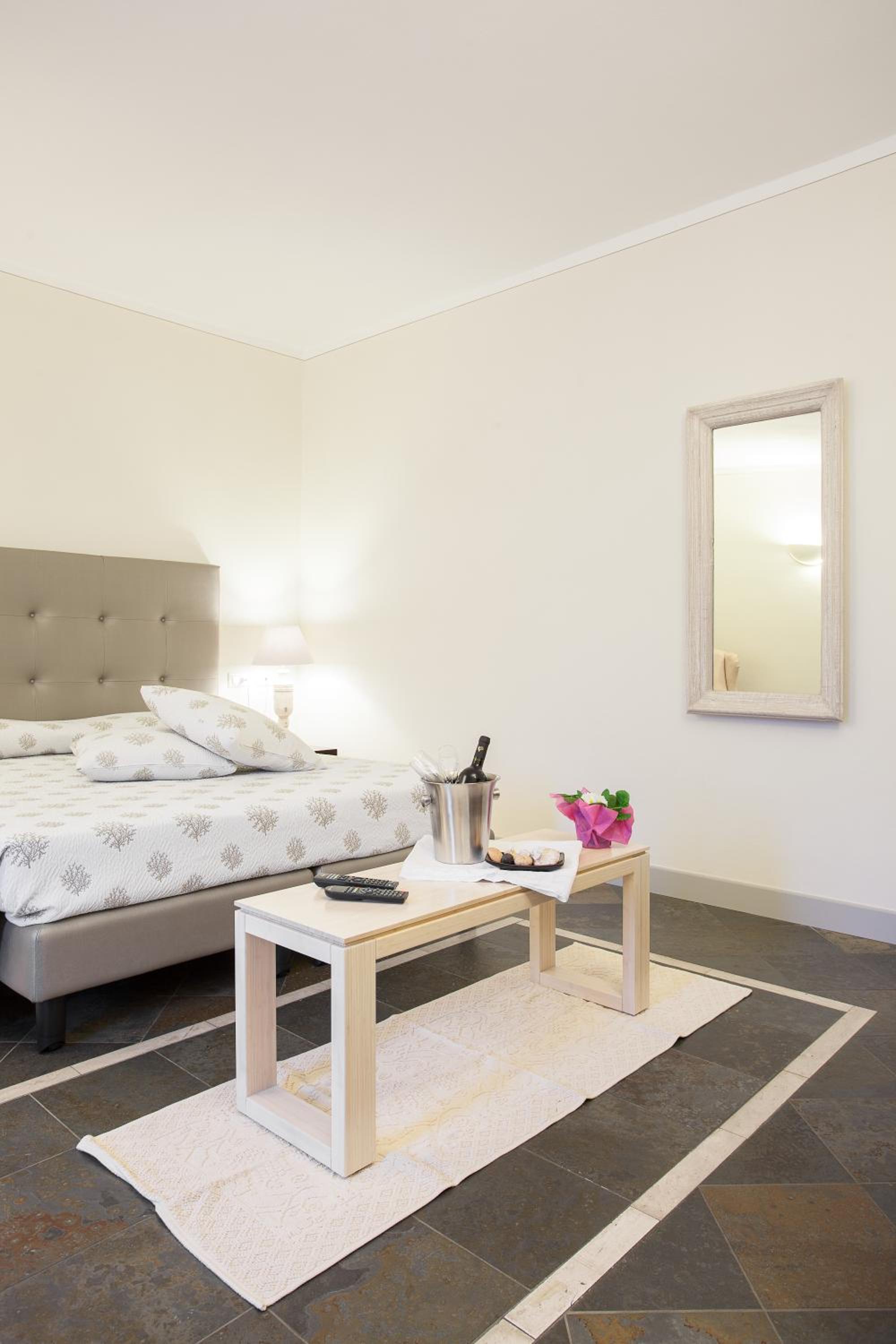 Deluxe Queen Suite - Photo 7