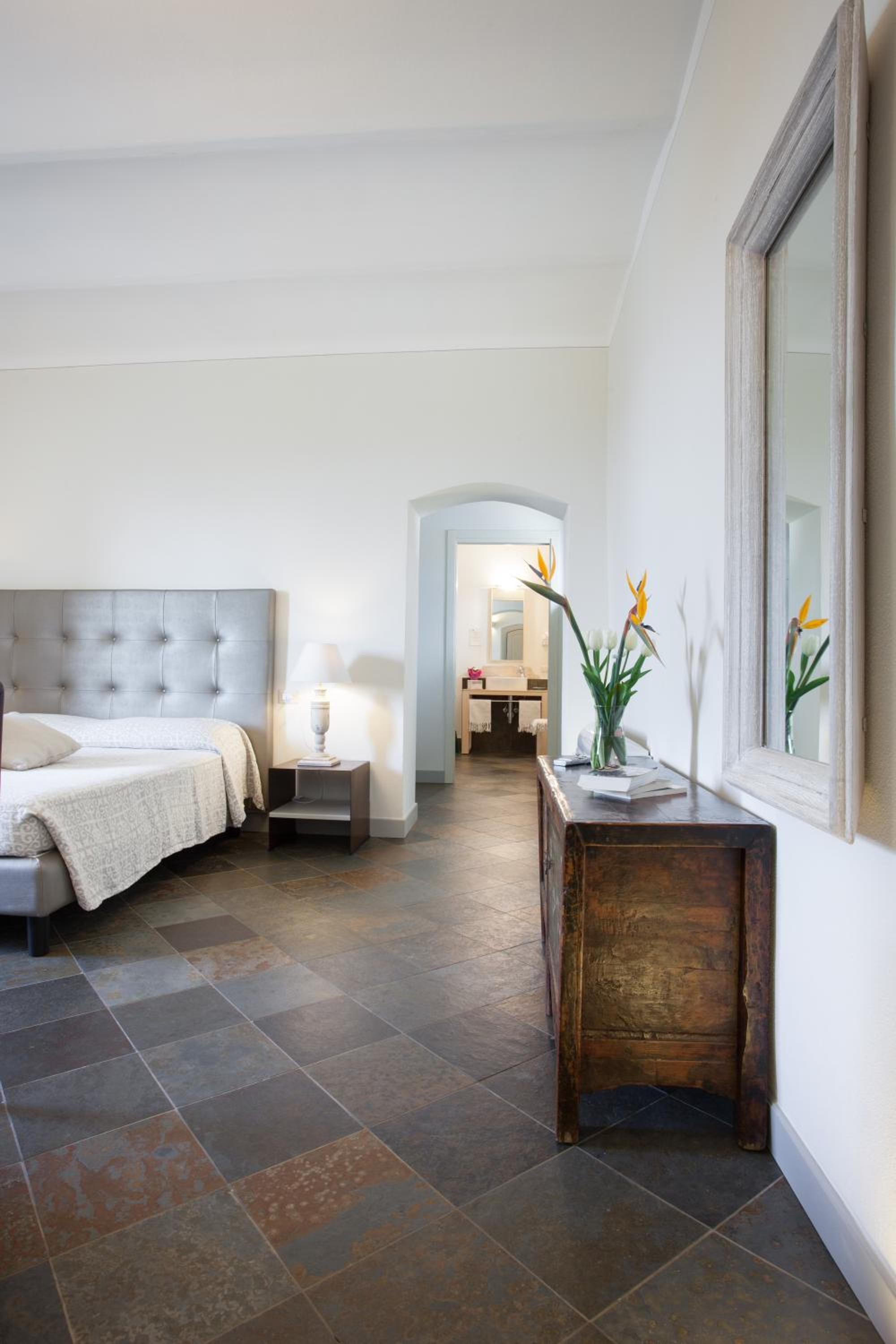 Deluxe Queen Suite - Photo 1
