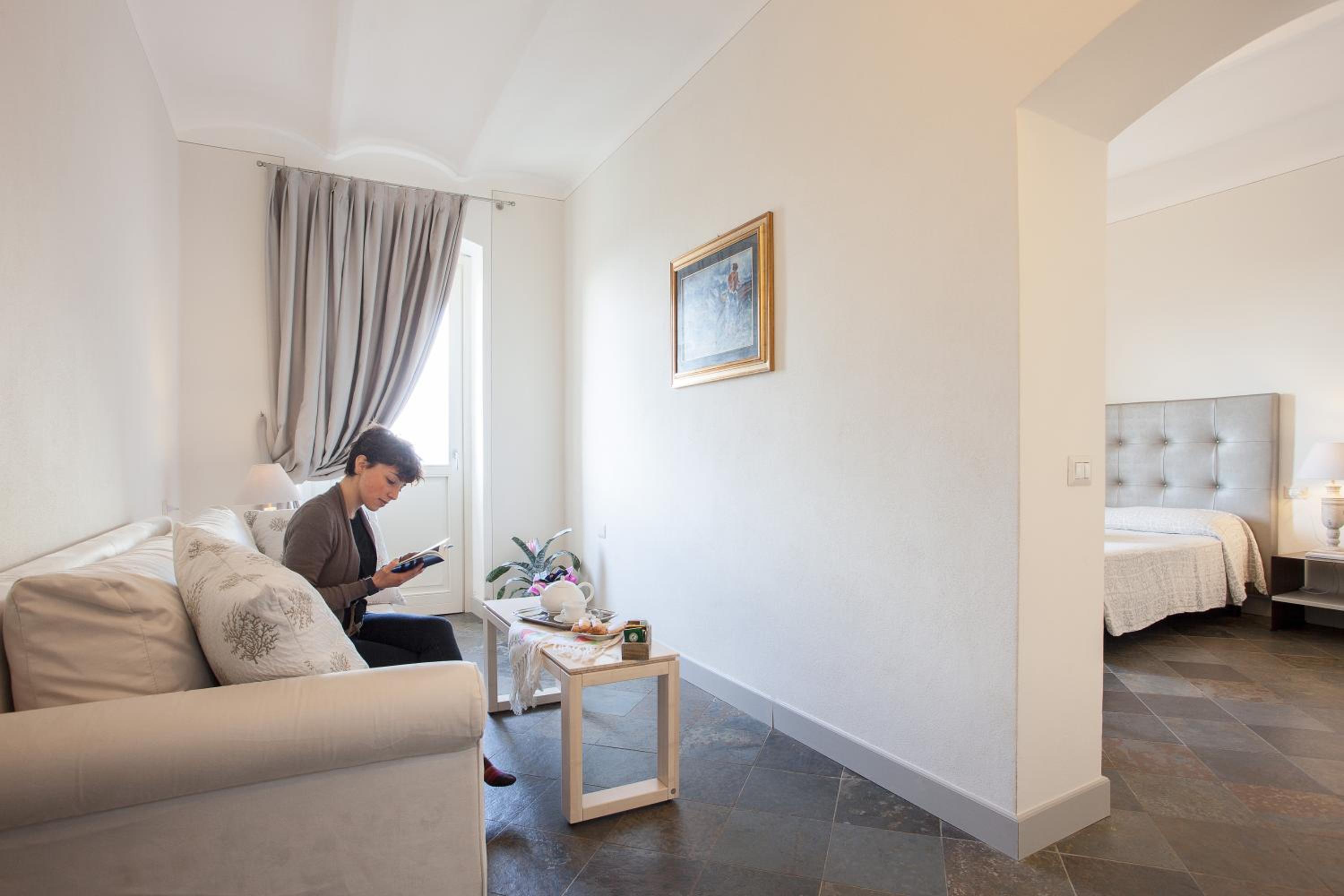 Deluxe Queen Suite - Photo 2